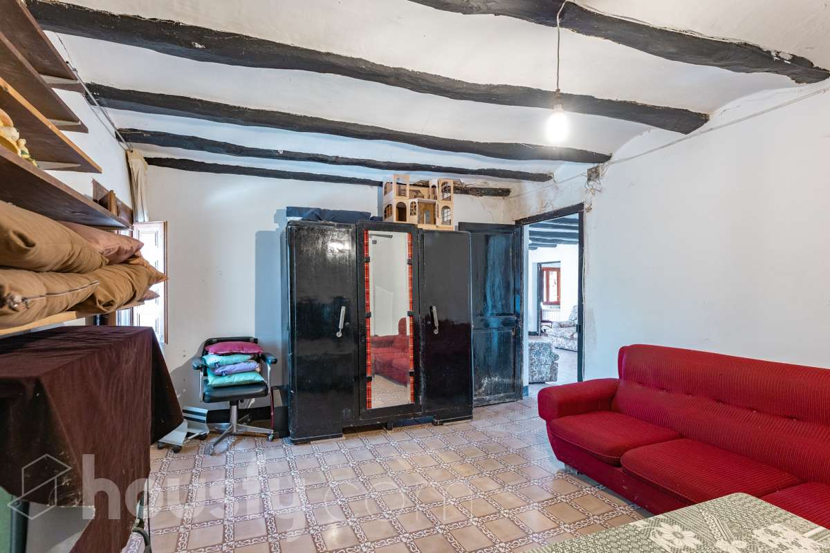 Housfy vende 🏡 amplia MASÍA ubicada en Bellprat, la cual consta de 232m2 útiles (verificados con la Dirección General de Catastro). Construido en el año: 1925. Distribución de estancias -Salón-comedor -4 Dormitorios -2 Baños -Cocina equipada Características específicas -Armario -Trastero -Balcón -Jardín privado -1 Plaza de garaje Zona y entorno Respecto a la ubicación, se sitúa en Bellprat, municipio de Barcelona. Esta propiedad se encuentra cerca de servicios básicos y en una zona rural tranquila de especial belleza. Aviso legal El precio de venta no incluye gastos de la compraventa como notaría, registro, impuestos, ni tampoco honorarios agencia. Esta publicación no es vinculante. Consulta siempre la nota simple con Housfy antes de formalizar la compraventa. Sobre nosotros Housfy es la plataforma integral de servicios inmobiliarios. Nuestra combinación de expertos y tecnología pone al alcance de todo el mundo servicios cómodos, claros y seguros. AICAT número: 7922. Nos encargamos de la gestión y asesoramiento de la compra. ¡Olvídate de todo! Hacemos los trámites por ti. Y, si además necesitas financiación, ponemos a tu disposición un bróker hipotecario para ayudarte a conseguir las mejores condiciones para tu perfil económico. ¿Quieres visitarla? Contacta con Housfy y agenda tu visita sin compromiso. Más información en: housfy.com En cumplimiento de la Ley 8/2026 en Cataluña, el certificado de presencia o ausencia de amianto se encuentra en proceso de tramitación.-6