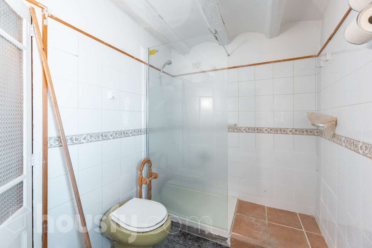 Housfy vende 🏡 amplia MASÍA ubicada en Bellprat, la cual consta de 232m2 útiles (verificados con la Dirección General de Catastro). Construido en el año: 1925. Distribución de estancias -Salón-comedor -4 Dormitorios -2 Baños -Cocina equipada Características específicas -Armario -Trastero -Balcón -Jardín privado -1 Plaza de garaje Zona y entorno Respecto a la ubicación, se sitúa en Bellprat, municipio de Barcelona. Esta propiedad se encuentra cerca de servicios básicos y en una zona rural tranquila de especial belleza. Aviso legal El precio de venta no incluye gastos de la compraventa como notaría, registro, impuestos, ni tampoco honorarios agencia. Esta publicación no es vinculante. Consulta siempre la nota simple con Housfy antes de formalizar la compraventa. Sobre nosotros Housfy es la plataforma integral de servicios inmobiliarios. Nuestra combinación de expertos y tecnología pone al alcance de todo el mundo servicios cómodos, claros y seguros. AICAT número: 7922. Nos encargamos de la gestión y asesoramiento de la compra. ¡Olvídate de todo! Hacemos los trámites por ti. Y, si además necesitas financiación, ponemos a tu disposición un bróker hipotecario para ayudarte a conseguir las mejores condiciones para tu perfil económico. ¿Quieres visitarla? Contacta con Housfy y agenda tu visita sin compromiso. Más información en: housfy.com En cumplimiento de la Ley 8/2026 en Cataluña, el certificado de presencia o ausencia de amianto se encuentra en proceso de tramitación.-22