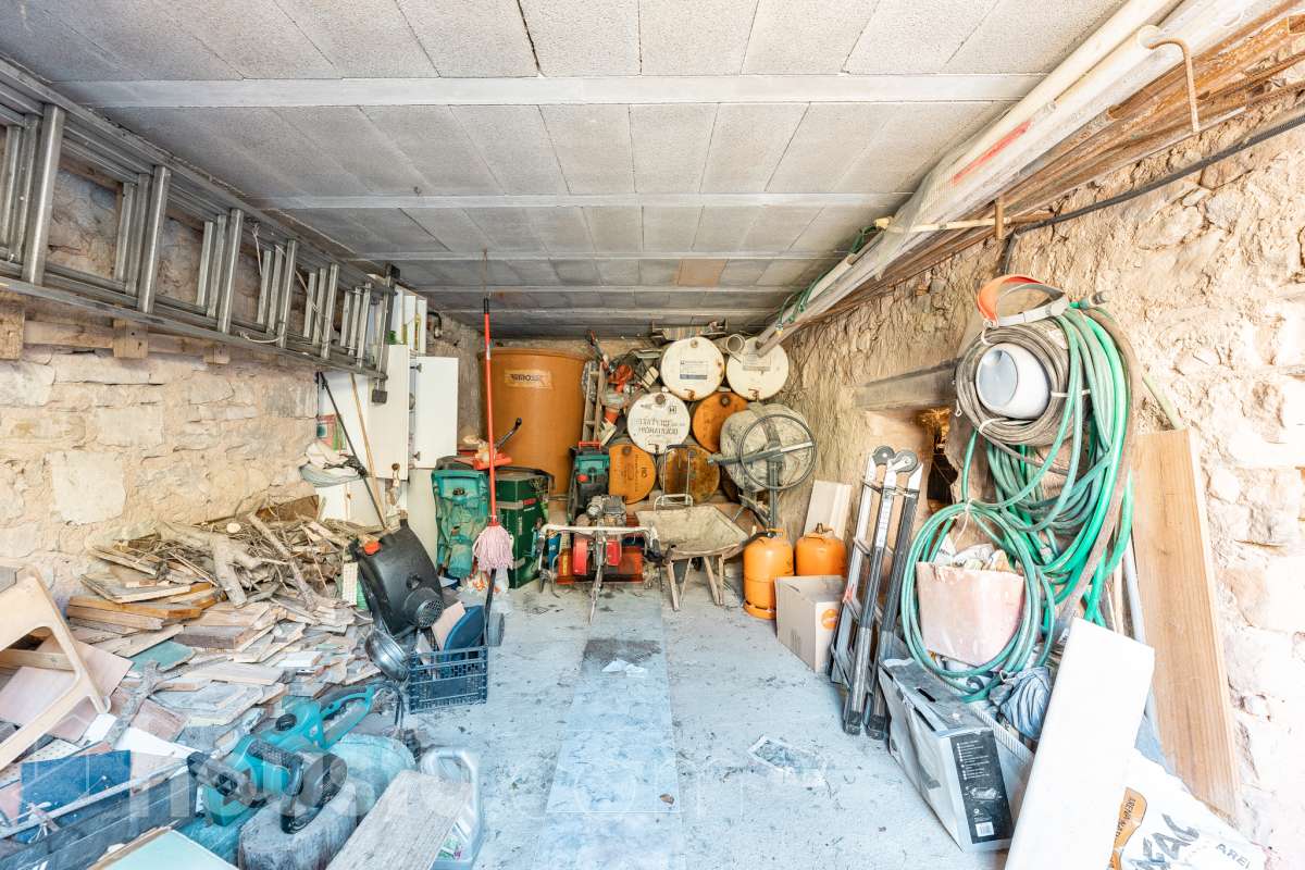 Housfy vende 🏡 amplia MASÍA ubicada en Bellprat, la cual consta de 232m2 útiles (verificados con la Dirección General de Catastro). Construido en el año: 1925. Distribución de estancias -Salón-comedor -4 Dormitorios -2 Baños -Cocina equipada Características específicas -Armario -Trastero -Balcón -Jardín privado -1 Plaza de garaje Zona y entorno Respecto a la ubicación, se sitúa en Bellprat, municipio de Barcelona. Esta propiedad se encuentra cerca de servicios básicos y en una zona rural tranquila de especial belleza. Aviso legal El precio de venta no incluye gastos de la compraventa como notaría, registro, impuestos, ni tampoco honorarios agencia. Esta publicación no es vinculante. Consulta siempre la nota simple con Housfy antes de formalizar la compraventa. Sobre nosotros Housfy es la plataforma integral de servicios inmobiliarios. Nuestra combinación de expertos y tecnología pone al alcance de todo el mundo servicios cómodos, claros y seguros. AICAT número: 7922. Nos encargamos de la gestión y asesoramiento de la compra. ¡Olvídate de todo! Hacemos los trámites por ti. Y, si además necesitas financiación, ponemos a tu disposición un bróker hipotecario para ayudarte a conseguir las mejores condiciones para tu perfil económico. ¿Quieres visitarla? Contacta con Housfy y agenda tu visita sin compromiso. Más información en: housfy.com En cumplimiento de la Ley 8/2026 en Cataluña, el certificado de presencia o ausencia de amianto se encuentra en proceso de tramitación.-38