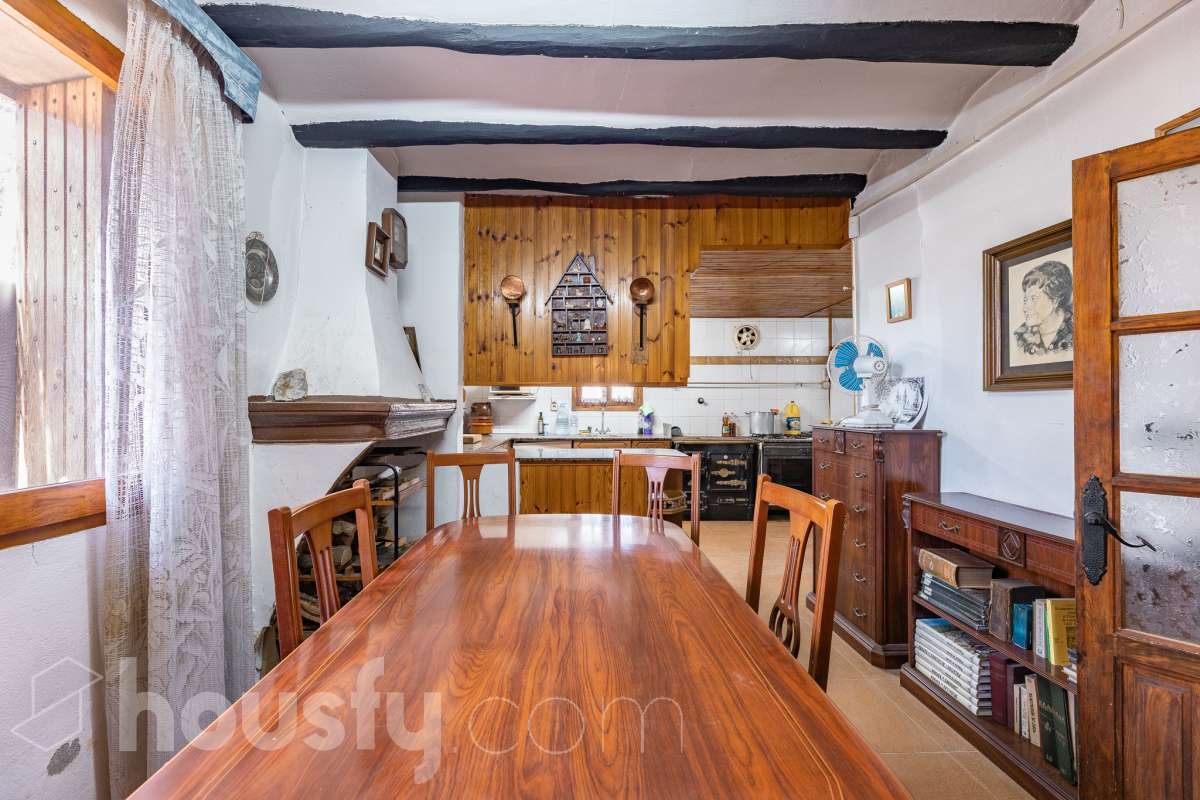 Housfy vende 🏡 amplia MASÍA ubicada en Bellprat, la cual consta de 232m2 útiles (verificados con la Dirección General de Catastro). Construido en el año: 1925. Distribución de estancias -Salón-comedor -4 Dormitorios -2 Baños -Cocina equipada Características específicas -Armario -Trastero -Balcón -Jardín privado -1 Plaza de garaje Zona y entorno Respecto a la ubicación, se sitúa en Bellprat, municipio de Barcelona. Esta propiedad se encuentra cerca de servicios básicos y en una zona rural tranquila de especial belleza. Aviso legal El precio de venta no incluye gastos de la compraventa como notaría, registro, impuestos, ni tampoco honorarios agencia. Esta publicación no es vinculante. Consulta siempre la nota simple con Housfy antes de formalizar la compraventa. Sobre nosotros Housfy es la plataforma integral de servicios inmobiliarios. Nuestra combinación de expertos y tecnología pone al alcance de todo el mundo servicios cómodos, claros y seguros. AICAT número: 7922. Nos encargamos de la gestión y asesoramiento de la compra. ¡Olvídate de todo! Hacemos los trámites por ti. Y, si además necesitas financiación, ponemos a tu disposición un bróker hipotecario para ayudarte a conseguir las mejores condiciones para tu perfil económico. ¿Quieres visitarla? Contacta con Housfy y agenda tu visita sin compromiso. Más información en: housfy.com En cumplimiento de la Ley 8/2026 en Cataluña, el certificado de presencia o ausencia de amianto se encuentra en proceso de tramitación.-16