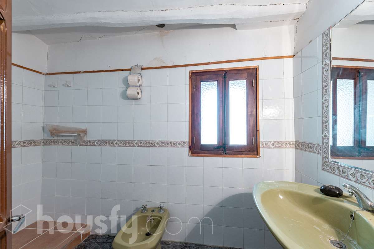 Housfy vende 🏡 amplia MASÍA ubicada en Bellprat, la cual consta de 232m2 útiles (verificados con la Dirección General de Catastro). Construido en el año: 1925. Distribución de estancias -Salón-comedor -4 Dormitorios -2 Baños -Cocina equipada Características específicas -Armario -Trastero -Balcón -Jardín privado -1 Plaza de garaje Zona y entorno Respecto a la ubicación, se sitúa en Bellprat, municipio de Barcelona. Esta propiedad se encuentra cerca de servicios básicos y en una zona rural tranquila de especial belleza. Aviso legal El precio de venta no incluye gastos de la compraventa como notaría, registro, impuestos, ni tampoco honorarios agencia. Esta publicación no es vinculante. Consulta siempre la nota simple con Housfy antes de formalizar la compraventa. Sobre nosotros Housfy es la plataforma integral de servicios inmobiliarios. Nuestra combinación de expertos y tecnología pone al alcance de todo el mundo servicios cómodos, claros y seguros. AICAT número: 7922. Nos encargamos de la gestión y asesoramiento de la compra. ¡Olvídate de todo! Hacemos los trámites por ti. Y, si además necesitas financiación, ponemos a tu disposición un bróker hipotecario para ayudarte a conseguir las mejores condiciones para tu perfil económico. ¿Quieres visitarla? Contacta con Housfy y agenda tu visita sin compromiso. Más información en: housfy.com En cumplimiento de la Ley 8/2026 en Cataluña, el certificado de presencia o ausencia de amianto se encuentra en proceso de tramitación.-21