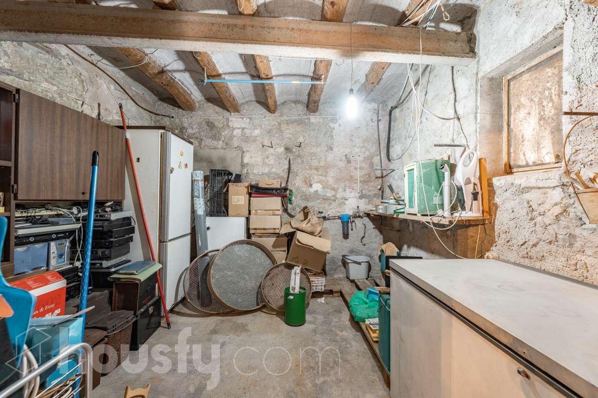 Housfy vende 🏡 amplia MASÍA ubicada en Bellprat, la cual consta de 232m2 útiles (verificados con la Dirección General de Catastro). Construido en el año: 1925. Distribución de estancias -Salón-comedor -4 Dormitorios -2 Baños -Cocina equipada Características específicas -Armario -Trastero -Balcón -Jardín privado -1 Plaza de garaje Zona y entorno Respecto a la ubicación, se sitúa en Bellprat, municipio de Barcelona. Esta propiedad se encuentra cerca de servicios básicos y en una zona rural tranquila de especial belleza. Aviso legal El precio de venta no incluye gastos de la compraventa como notaría, registro, impuestos, ni tampoco honorarios agencia. Esta publicación no es vinculante. Consulta siempre la nota simple con Housfy antes de formalizar la compraventa. Sobre nosotros Housfy es la plataforma integral de servicios inmobiliarios. Nuestra combinación de expertos y tecnología pone al alcance de todo el mundo servicios cómodos, claros y seguros. AICAT número: 7922. Nos encargamos de la gestión y asesoramiento de la compra. ¡Olvídate de todo! Hacemos los trámites por ti. Y, si además necesitas financiación, ponemos a tu disposición un bróker hipotecario para ayudarte a conseguir las mejores condiciones para tu perfil económico. ¿Quieres visitarla? Contacta con Housfy y agenda tu visita sin compromiso. Más información en: housfy.com En cumplimiento de la Ley 8/2026 en Cataluña, el certificado de presencia o ausencia de amianto se encuentra en proceso de tramitación.-42