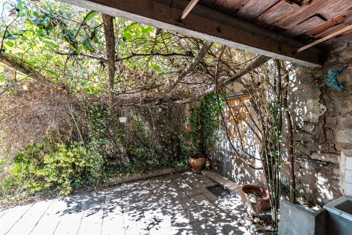 Housfy vende 🏡 amplia MASÍA ubicada en Bellprat, la cual consta de 232m2 útiles (verificados con la Dirección General de Catastro). Construido en el año: 1925. Distribución de estancias -Salón-comedor -4 Dormitorios -2 Baños -Cocina equipada Características específicas -Armario -Trastero -Balcón -Jardín privado -1 Plaza de garaje Zona y entorno Respecto a la ubicación, se sitúa en Bellprat, municipio de Barcelona. Esta propiedad se encuentra cerca de servicios básicos y en una zona rural tranquila de especial belleza. Aviso legal El precio de venta no incluye gastos de la compraventa como notaría, registro, impuestos, ni tampoco honorarios agencia. Esta publicación no es vinculante. Consulta siempre la nota simple con Housfy antes de formalizar la compraventa. Sobre nosotros Housfy es la plataforma integral de servicios inmobiliarios. Nuestra combinación de expertos y tecnología pone al alcance de todo el mundo servicios cómodos, claros y seguros. AICAT número: 7922. Nos encargamos de la gestión y asesoramiento de la compra. ¡Olvídate de todo! Hacemos los trámites por ti. Y, si además necesitas financiación, ponemos a tu disposición un bróker hipotecario para ayudarte a conseguir las mejores condiciones para tu perfil económico. ¿Quieres visitarla? Contacta con Housfy y agenda tu visita sin compromiso. Más información en: housfy.com En cumplimiento de la Ley 8/2026 en Cataluña, el certificado de presencia o ausencia de amianto se encuentra en proceso de tramitación.-26