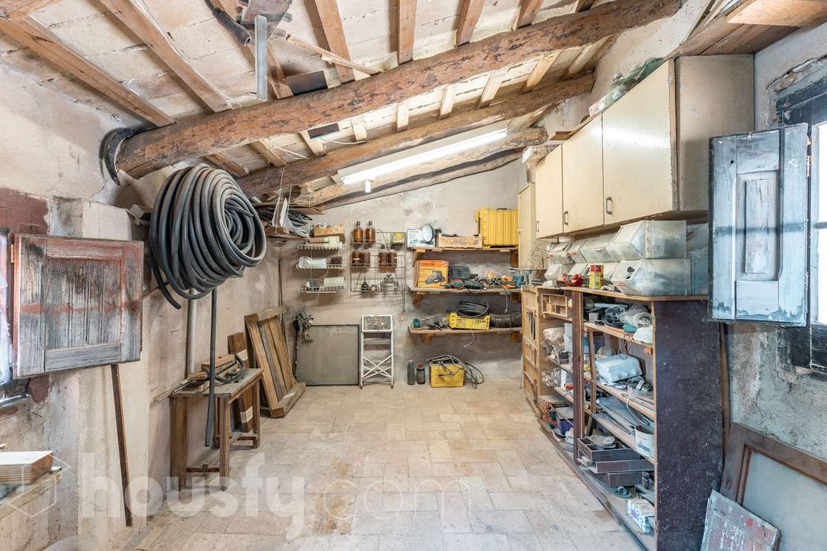 Housfy vende 🏡 amplia MASÍA ubicada en Bellprat, la cual consta de 232m2 útiles (verificados con la Dirección General de Catastro). Construido en el año: 1925. Distribución de estancias -Salón-comedor -4 Dormitorios -2 Baños -Cocina equipada Características específicas -Armario -Trastero -Balcón -Jardín privado -1 Plaza de garaje Zona y entorno Respecto a la ubicación, se sitúa en Bellprat, municipio de Barcelona. Esta propiedad se encuentra cerca de servicios básicos y en una zona rural tranquila de especial belleza. Aviso legal El precio de venta no incluye gastos de la compraventa como notaría, registro, impuestos, ni tampoco honorarios agencia. Esta publicación no es vinculante. Consulta siempre la nota simple con Housfy antes de formalizar la compraventa. Sobre nosotros Housfy es la plataforma integral de servicios inmobiliarios. Nuestra combinación de expertos y tecnología pone al alcance de todo el mundo servicios cómodos, claros y seguros. AICAT número: 7922. Nos encargamos de la gestión y asesoramiento de la compra. ¡Olvídate de todo! Hacemos los trámites por ti. Y, si además necesitas financiación, ponemos a tu disposición un bróker hipotecario para ayudarte a conseguir las mejores condiciones para tu perfil económico. ¿Quieres visitarla? Contacta con Housfy y agenda tu visita sin compromiso. Más información en: housfy.com En cumplimiento de la Ley 8/2026 en Cataluña, el certificado de presencia o ausencia de amianto se encuentra en proceso de tramitación.-36