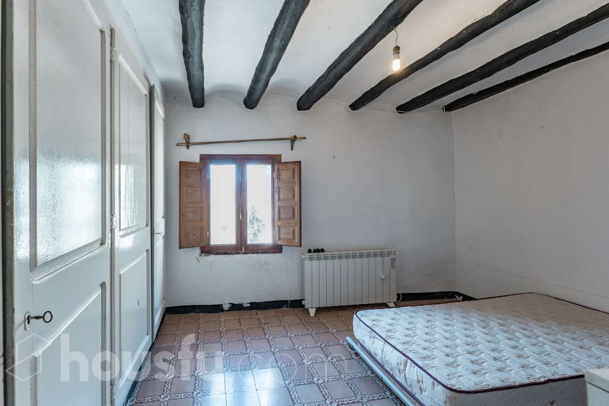 Housfy vende 🏡 amplia MASÍA ubicada en Bellprat, la cual consta de 232m2 útiles (verificados con la Dirección General de Catastro). Construido en el año: 1925. Distribución de estancias -Salón-comedor -4 Dormitorios -2 Baños -Cocina equipada Características específicas -Armario -Trastero -Balcón -Jardín privado -1 Plaza de garaje Zona y entorno Respecto a la ubicación, se sitúa en Bellprat, municipio de Barcelona. Esta propiedad se encuentra cerca de servicios básicos y en una zona rural tranquila de especial belleza. Aviso legal El precio de venta no incluye gastos de la compraventa como notaría, registro, impuestos, ni tampoco honorarios agencia. Esta publicación no es vinculante. Consulta siempre la nota simple con Housfy antes de formalizar la compraventa. Sobre nosotros Housfy es la plataforma integral de servicios inmobiliarios. Nuestra combinación de expertos y tecnología pone al alcance de todo el mundo servicios cómodos, claros y seguros. AICAT número: 7922. Nos encargamos de la gestión y asesoramiento de la compra. ¡Olvídate de todo! Hacemos los trámites por ti. Y, si además necesitas financiación, ponemos a tu disposición un bróker hipotecario para ayudarte a conseguir las mejores condiciones para tu perfil económico. ¿Quieres visitarla? Contacta con Housfy y agenda tu visita sin compromiso. Más información en: housfy.com En cumplimiento de la Ley 8/2026 en Cataluña, el certificado de presencia o ausencia de amianto se encuentra en proceso de tramitación.-7