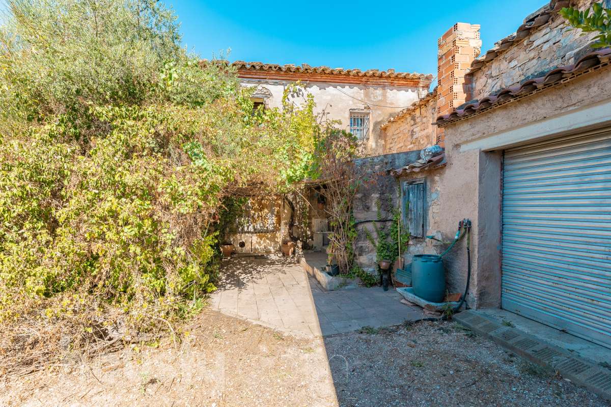 Housfy vende 🏡 amplia MASÍA ubicada en Bellprat, la cual consta de 232m2 útiles (verificados con la Dirección General de Catastro). Construido en el año: 1925. Distribución de estancias -Salón-comedor -4 Dormitorios -2 Baños -Cocina equipada Características específicas -Armario -Trastero -Balcón -Jardín privado -1 Plaza de garaje Zona y entorno Respecto a la ubicación, se sitúa en Bellprat, municipio de Barcelona. Esta propiedad se encuentra cerca de servicios básicos y en una zona rural tranquila de especial belleza. Aviso legal El precio de venta no incluye gastos de la compraventa como notaría, registro, impuestos, ni tampoco honorarios agencia. Esta publicación no es vinculante. Consulta siempre la nota simple con Housfy antes de formalizar la compraventa. Sobre nosotros Housfy es la plataforma integral de servicios inmobiliarios. Nuestra combinación de expertos y tecnología pone al alcance de todo el mundo servicios cómodos, claros y seguros. AICAT número: 7922. Nos encargamos de la gestión y asesoramiento de la compra. ¡Olvídate de todo! Hacemos los trámites por ti. Y, si además necesitas financiación, ponemos a tu disposición un bróker hipotecario para ayudarte a conseguir las mejores condiciones para tu perfil económico. ¿Quieres visitarla? Contacta con Housfy y agenda tu visita sin compromiso. Más información en: housfy.com En cumplimiento de la Ley 8/2026 en Cataluña, el certificado de presencia o ausencia de amianto se encuentra en proceso de tramitación.-24