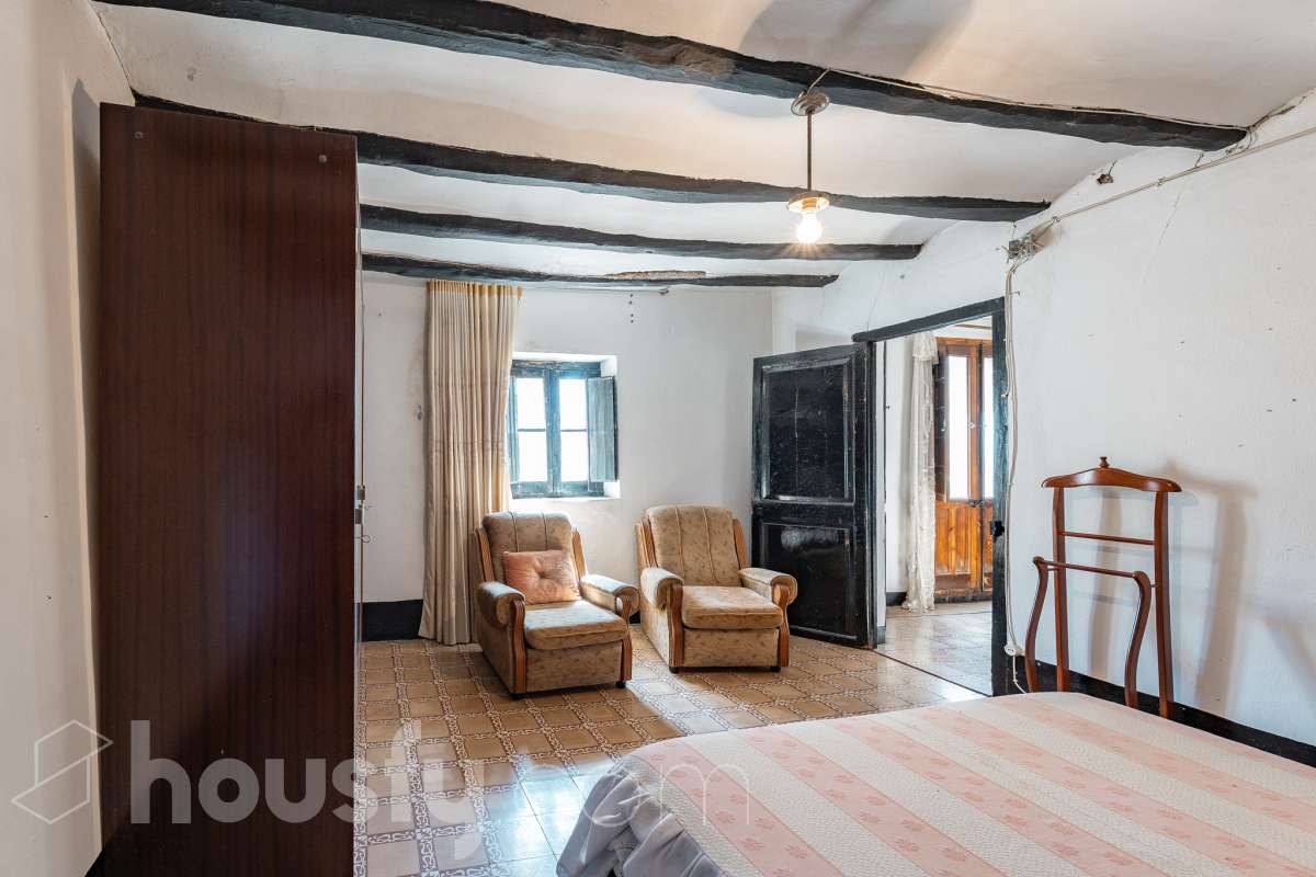 Housfy vende 🏡 amplia MASÍA ubicada en Bellprat, la cual consta de 232m2 útiles (verificados con la Dirección General de Catastro). Construido en el año: 1925. Distribución de estancias -Salón-comedor -4 Dormitorios -2 Baños -Cocina equipada Características específicas -Armario -Trastero -Balcón -Jardín privado -1 Plaza de garaje Zona y entorno Respecto a la ubicación, se sitúa en Bellprat, municipio de Barcelona. Esta propiedad se encuentra cerca de servicios básicos y en una zona rural tranquila de especial belleza. Aviso legal El precio de venta no incluye gastos de la compraventa como notaría, registro, impuestos, ni tampoco honorarios agencia. Esta publicación no es vinculante. Consulta siempre la nota simple con Housfy antes de formalizar la compraventa. Sobre nosotros Housfy es la plataforma integral de servicios inmobiliarios. Nuestra combinación de expertos y tecnología pone al alcance de todo el mundo servicios cómodos, claros y seguros. AICAT número: 7922. Nos encargamos de la gestión y asesoramiento de la compra. ¡Olvídate de todo! Hacemos los trámites por ti. Y, si además necesitas financiación, ponemos a tu disposición un bróker hipotecario para ayudarte a conseguir las mejores condiciones para tu perfil económico. ¿Quieres visitarla? Contacta con Housfy y agenda tu visita sin compromiso. Más información en: housfy.com En cumplimiento de la Ley 8/2026 en Cataluña, el certificado de presencia o ausencia de amianto se encuentra en proceso de tramitación.-12