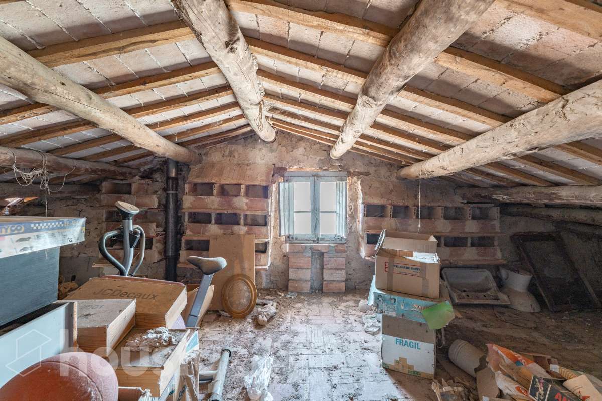 Housfy vende 🏡 amplia MASÍA ubicada en Bellprat, la cual consta de 232m2 útiles (verificados con la Dirección General de Catastro). Construido en el año: 1925. Distribución de estancias -Salón-comedor -4 Dormitorios -2 Baños -Cocina equipada Características específicas -Armario -Trastero -Balcón -Jardín privado -1 Plaza de garaje Zona y entorno Respecto a la ubicación, se sitúa en Bellprat, municipio de Barcelona. Esta propiedad se encuentra cerca de servicios básicos y en una zona rural tranquila de especial belleza. Aviso legal El precio de venta no incluye gastos de la compraventa como notaría, registro, impuestos, ni tampoco honorarios agencia. Esta publicación no es vinculante. Consulta siempre la nota simple con Housfy antes de formalizar la compraventa. Sobre nosotros Housfy es la plataforma integral de servicios inmobiliarios. Nuestra combinación de expertos y tecnología pone al alcance de todo el mundo servicios cómodos, claros y seguros. AICAT número: 7922. Nos encargamos de la gestión y asesoramiento de la compra. ¡Olvídate de todo! Hacemos los trámites por ti. Y, si además necesitas financiación, ponemos a tu disposición un bróker hipotecario para ayudarte a conseguir las mejores condiciones para tu perfil económico. ¿Quieres visitarla? Contacta con Housfy y agenda tu visita sin compromiso. Más información en: housfy.com En cumplimiento de la Ley 8/2026 en Cataluña, el certificado de presencia o ausencia de amianto se encuentra en proceso de tramitación.-51