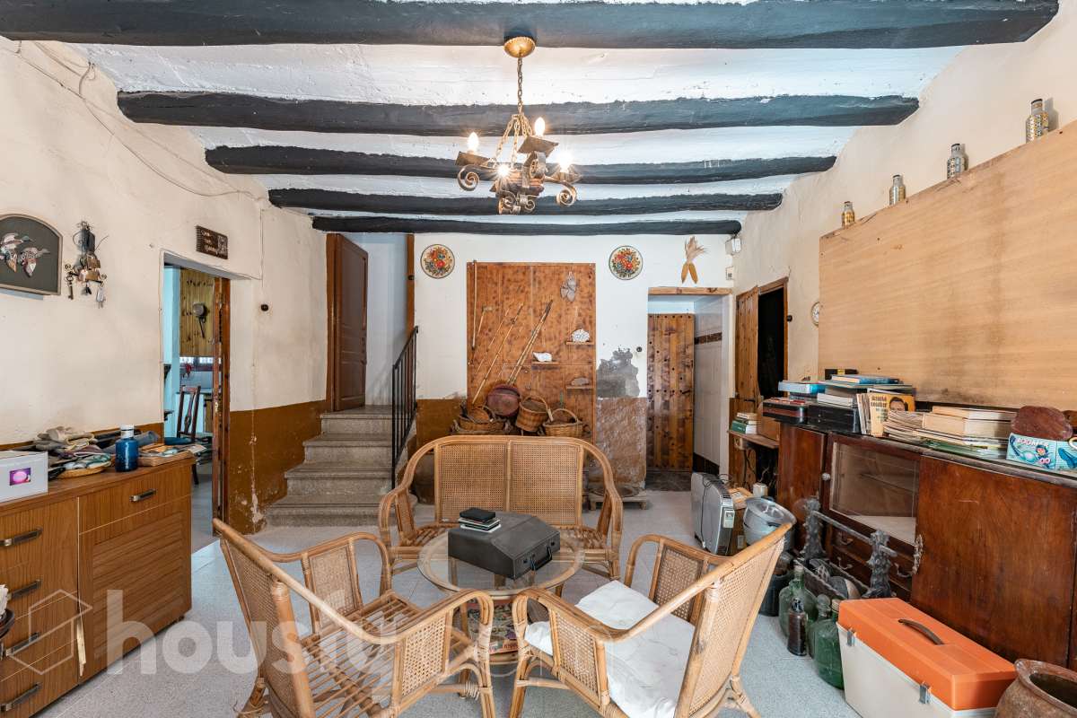 Housfy vende 🏡 amplia MASÍA ubicada en Bellprat, la cual consta de 232m2 útiles (verificados con la Dirección General de Catastro). Construido en el año: 1925. Distribución de estancias -Salón-comedor -4 Dormitorios -2 Baños -Cocina equipada Características específicas -Armario -Trastero -Balcón -Jardín privado -1 Plaza de garaje Zona y entorno Respecto a la ubicación, se sitúa en Bellprat, municipio de Barcelona. Esta propiedad se encuentra cerca de servicios básicos y en una zona rural tranquila de especial belleza. Aviso legal El precio de venta no incluye gastos de la compraventa como notaría, registro, impuestos, ni tampoco honorarios agencia. Esta publicación no es vinculante. Consulta siempre la nota simple con Housfy antes de formalizar la compraventa. Sobre nosotros Housfy es la plataforma integral de servicios inmobiliarios. Nuestra combinación de expertos y tecnología pone al alcance de todo el mundo servicios cómodos, claros y seguros. AICAT número: 7922. Nos encargamos de la gestión y asesoramiento de la compra. ¡Olvídate de todo! Hacemos los trámites por ti. Y, si además necesitas financiación, ponemos a tu disposición un bróker hipotecario para ayudarte a conseguir las mejores condiciones para tu perfil económico. ¿Quieres visitarla? Contacta con Housfy y agenda tu visita sin compromiso. Más información en: housfy.com En cumplimiento de la Ley 8/2026 en Cataluña, el certificado de presencia o ausencia de amianto se encuentra en proceso de tramitación.-13