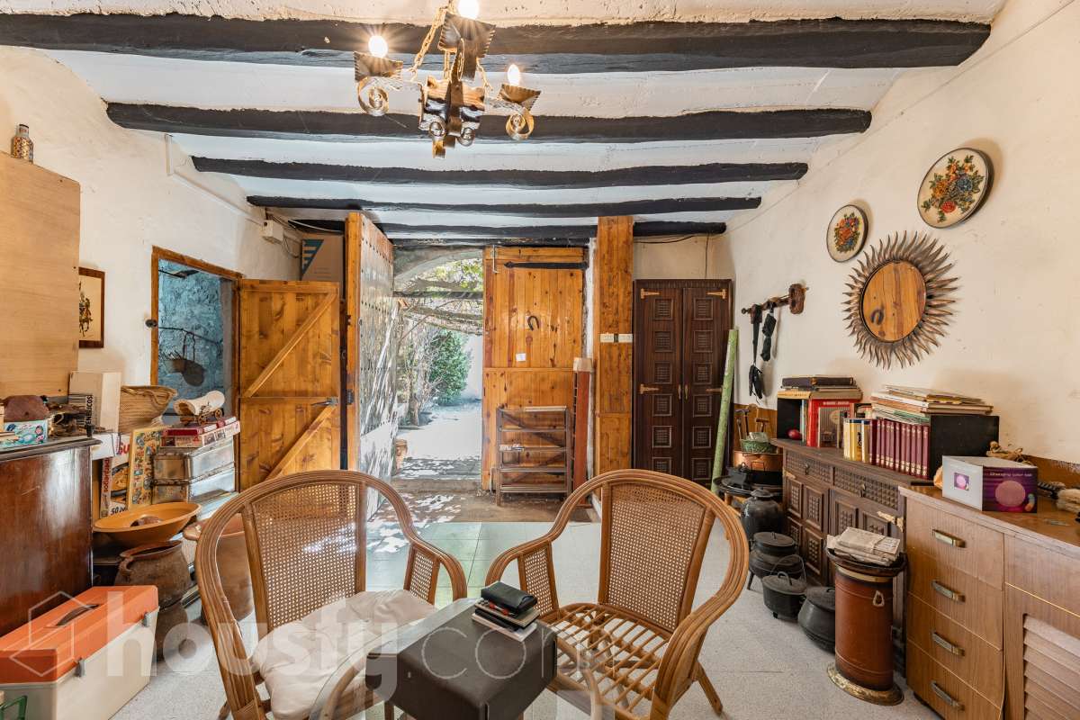 Housfy vende 🏡 amplia MASÍA ubicada en Bellprat, la cual consta de 232m2 útiles (verificados con la Dirección General de Catastro). Construido en el año: 1925. Distribución de estancias -Salón-comedor -4 Dormitorios -2 Baños -Cocina equipada Características específicas -Armario -Trastero -Balcón -Jardín privado -1 Plaza de garaje Zona y entorno Respecto a la ubicación, se sitúa en Bellprat, municipio de Barcelona. Esta propiedad se encuentra cerca de servicios básicos y en una zona rural tranquila de especial belleza. Aviso legal El precio de venta no incluye gastos de la compraventa como notaría, registro, impuestos, ni tampoco honorarios agencia. Esta publicación no es vinculante. Consulta siempre la nota simple con Housfy antes de formalizar la compraventa. Sobre nosotros Housfy es la plataforma integral de servicios inmobiliarios. Nuestra combinación de expertos y tecnología pone al alcance de todo el mundo servicios cómodos, claros y seguros. AICAT número: 7922. Nos encargamos de la gestión y asesoramiento de la compra. ¡Olvídate de todo! Hacemos los trámites por ti. Y, si además necesitas financiación, ponemos a tu disposición un bróker hipotecario para ayudarte a conseguir las mejores condiciones para tu perfil económico. ¿Quieres visitarla? Contacta con Housfy y agenda tu visita sin compromiso. Más información en: housfy.com En cumplimiento de la Ley 8/2026 en Cataluña, el certificado de presencia o ausencia de amianto se encuentra en proceso de tramitación.-14