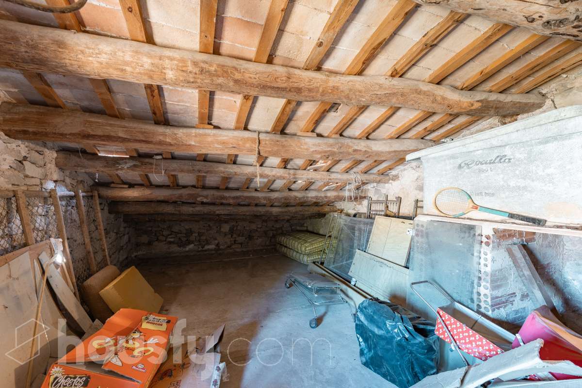 Housfy vende 🏡 amplia MASÍA ubicada en Bellprat, la cual consta de 232m2 útiles (verificados con la Dirección General de Catastro). Construido en el año: 1925. Distribución de estancias -Salón-comedor -4 Dormitorios -2 Baños -Cocina equipada Características específicas -Armario -Trastero -Balcón -Jardín privado -1 Plaza de garaje Zona y entorno Respecto a la ubicación, se sitúa en Bellprat, municipio de Barcelona. Esta propiedad se encuentra cerca de servicios básicos y en una zona rural tranquila de especial belleza. Aviso legal El precio de venta no incluye gastos de la compraventa como notaría, registro, impuestos, ni tampoco honorarios agencia. Esta publicación no es vinculante. Consulta siempre la nota simple con Housfy antes de formalizar la compraventa. Sobre nosotros Housfy es la plataforma integral de servicios inmobiliarios. Nuestra combinación de expertos y tecnología pone al alcance de todo el mundo servicios cómodos, claros y seguros. AICAT número: 7922. Nos encargamos de la gestión y asesoramiento de la compra. ¡Olvídate de todo! Hacemos los trámites por ti. Y, si además necesitas financiación, ponemos a tu disposición un bróker hipotecario para ayudarte a conseguir las mejores condiciones para tu perfil económico. ¿Quieres visitarla? Contacta con Housfy y agenda tu visita sin compromiso. Más información en: housfy.com En cumplimiento de la Ley 8/2026 en Cataluña, el certificado de presencia o ausencia de amianto se encuentra en proceso de tramitación.-47