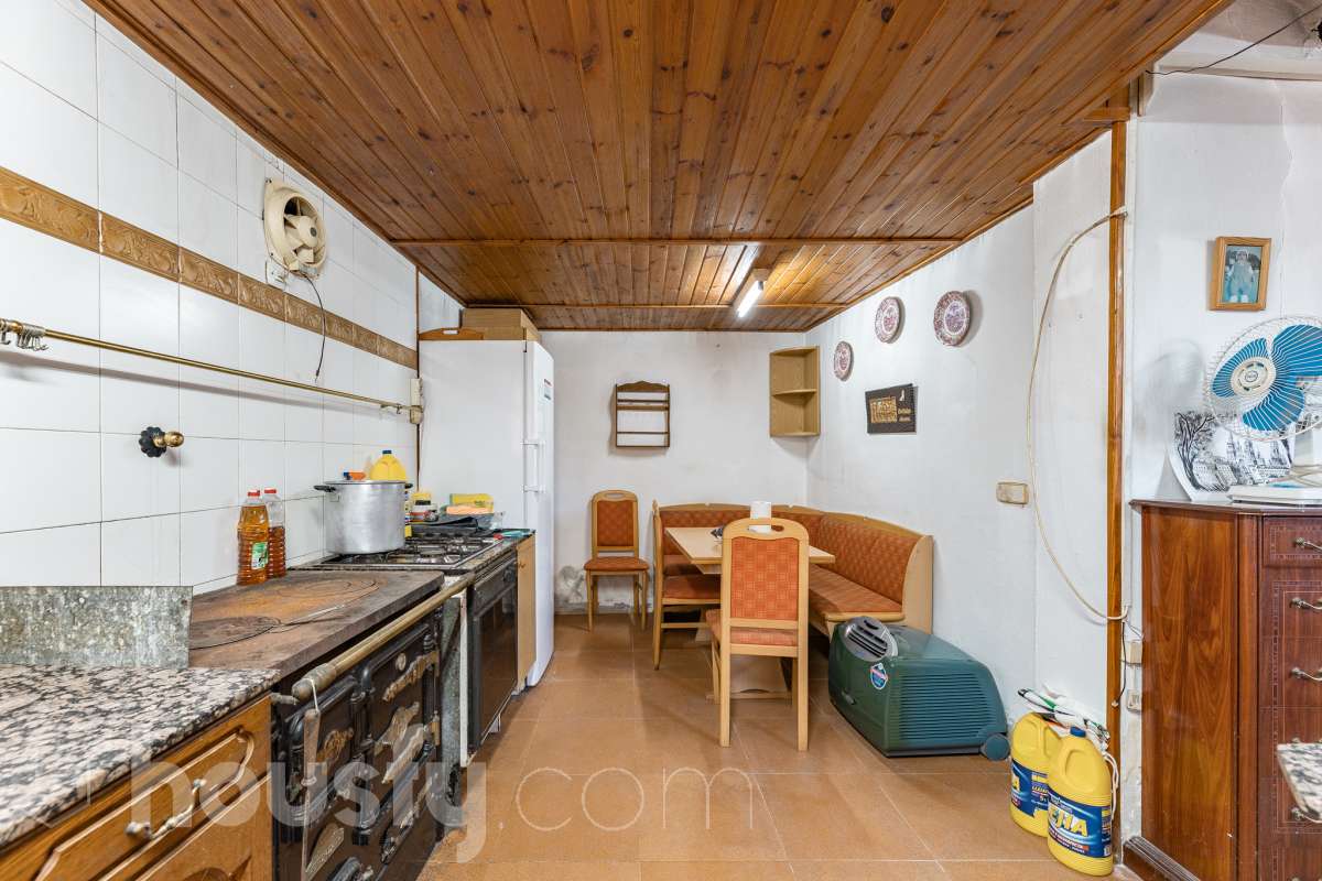 Housfy vende 🏡 amplia MASÍA ubicada en Bellprat, la cual consta de 232m2 útiles (verificados con la Dirección General de Catastro). Construido en el año: 1925. Distribución de estancias -Salón-comedor -4 Dormitorios -2 Baños -Cocina equipada Características específicas -Armario -Trastero -Balcón -Jardín privado -1 Plaza de garaje Zona y entorno Respecto a la ubicación, se sitúa en Bellprat, municipio de Barcelona. Esta propiedad se encuentra cerca de servicios básicos y en una zona rural tranquila de especial belleza. Aviso legal El precio de venta no incluye gastos de la compraventa como notaría, registro, impuestos, ni tampoco honorarios agencia. Esta publicación no es vinculante. Consulta siempre la nota simple con Housfy antes de formalizar la compraventa. Sobre nosotros Housfy es la plataforma integral de servicios inmobiliarios. Nuestra combinación de expertos y tecnología pone al alcance de todo el mundo servicios cómodos, claros y seguros. AICAT número: 7922. Nos encargamos de la gestión y asesoramiento de la compra. ¡Olvídate de todo! Hacemos los trámites por ti. Y, si además necesitas financiación, ponemos a tu disposición un bróker hipotecario para ayudarte a conseguir las mejores condiciones para tu perfil económico. ¿Quieres visitarla? Contacta con Housfy y agenda tu visita sin compromiso. Más información en: housfy.com En cumplimiento de la Ley 8/2026 en Cataluña, el certificado de presencia o ausencia de amianto se encuentra en proceso de tramitación.-18