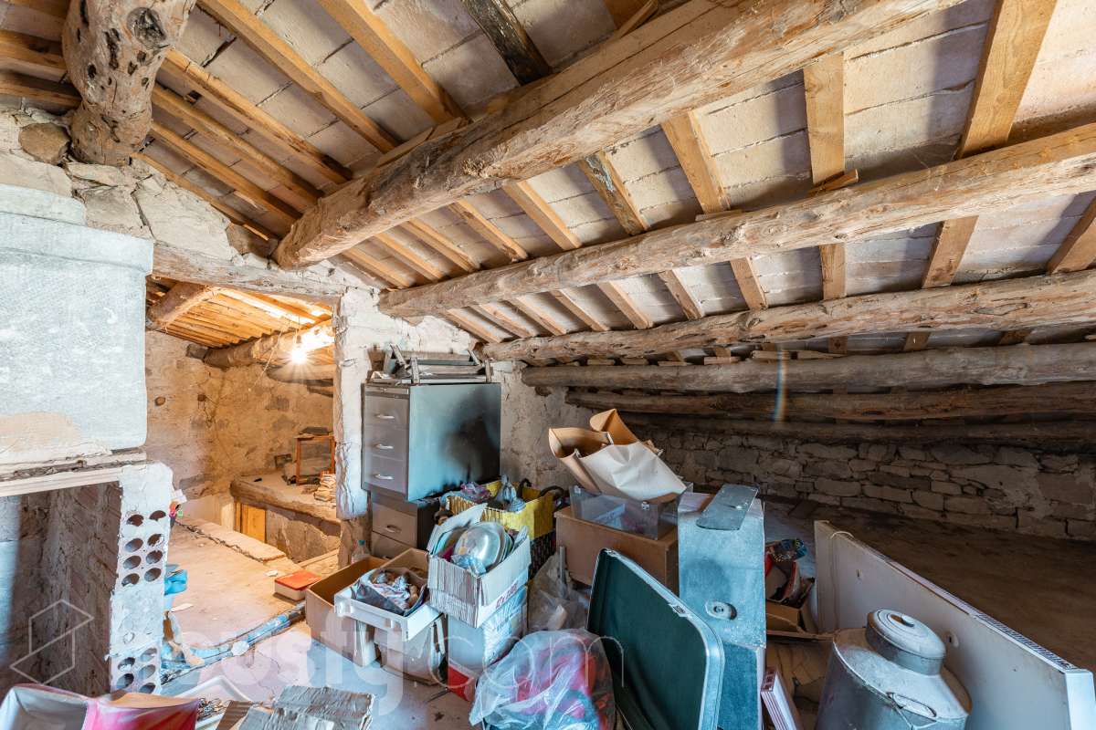 Housfy vende 🏡 amplia MASÍA ubicada en Bellprat, la cual consta de 232m2 útiles (verificados con la Dirección General de Catastro). Construido en el año: 1925. Distribución de estancias -Salón-comedor -4 Dormitorios -2 Baños -Cocina equipada Características específicas -Armario -Trastero -Balcón -Jardín privado -1 Plaza de garaje Zona y entorno Respecto a la ubicación, se sitúa en Bellprat, municipio de Barcelona. Esta propiedad se encuentra cerca de servicios básicos y en una zona rural tranquila de especial belleza. Aviso legal El precio de venta no incluye gastos de la compraventa como notaría, registro, impuestos, ni tampoco honorarios agencia. Esta publicación no es vinculante. Consulta siempre la nota simple con Housfy antes de formalizar la compraventa. Sobre nosotros Housfy es la plataforma integral de servicios inmobiliarios. Nuestra combinación de expertos y tecnología pone al alcance de todo el mundo servicios cómodos, claros y seguros. AICAT número: 7922. Nos encargamos de la gestión y asesoramiento de la compra. ¡Olvídate de todo! Hacemos los trámites por ti. Y, si además necesitas financiación, ponemos a tu disposición un bróker hipotecario para ayudarte a conseguir las mejores condiciones para tu perfil económico. ¿Quieres visitarla? Contacta con Housfy y agenda tu visita sin compromiso. Más información en: housfy.com En cumplimiento de la Ley 8/2026 en Cataluña, el certificado de presencia o ausencia de amianto se encuentra en proceso de tramitación.-48