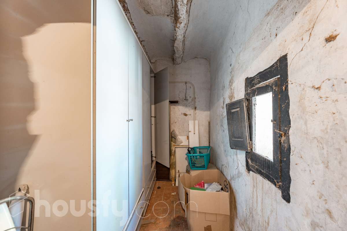 Housfy vende 🏡 amplia MASÍA ubicada en Bellprat, la cual consta de 232m2 útiles (verificados con la Dirección General de Catastro). Construido en el año: 1925. Distribución de estancias -Salón-comedor -4 Dormitorios -2 Baños -Cocina equipada Características específicas -Armario -Trastero -Balcón -Jardín privado -1 Plaza de garaje Zona y entorno Respecto a la ubicación, se sitúa en Bellprat, municipio de Barcelona. Esta propiedad se encuentra cerca de servicios básicos y en una zona rural tranquila de especial belleza. Aviso legal El precio de venta no incluye gastos de la compraventa como notaría, registro, impuestos, ni tampoco honorarios agencia. Esta publicación no es vinculante. Consulta siempre la nota simple con Housfy antes de formalizar la compraventa. Sobre nosotros Housfy es la plataforma integral de servicios inmobiliarios. Nuestra combinación de expertos y tecnología pone al alcance de todo el mundo servicios cómodos, claros y seguros. AICAT número: 7922. Nos encargamos de la gestión y asesoramiento de la compra. ¡Olvídate de todo! Hacemos los trámites por ti. Y, si además necesitas financiación, ponemos a tu disposición un bróker hipotecario para ayudarte a conseguir las mejores condiciones para tu perfil económico. ¿Quieres visitarla? Contacta con Housfy y agenda tu visita sin compromiso. Más información en: housfy.com En cumplimiento de la Ley 8/2026 en Cataluña, el certificado de presencia o ausencia de amianto se encuentra en proceso de tramitación.-45