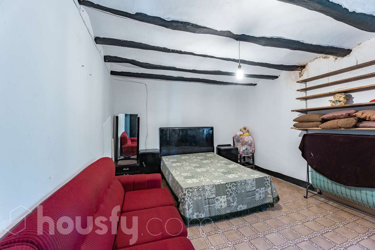 Housfy vende 🏡 amplia MASÍA ubicada en Bellprat, la cual consta de 232m2 útiles (verificados con la Dirección General de Catastro). Construido en el año: 1925. Distribución de estancias -Salón-comedor -4 Dormitorios -2 Baños -Cocina equipada Características específicas -Armario -Trastero -Balcón -Jardín privado -1 Plaza de garaje Zona y entorno Respecto a la ubicación, se sitúa en Bellprat, municipio de Barcelona. Esta propiedad se encuentra cerca de servicios básicos y en una zona rural tranquila de especial belleza. Aviso legal El precio de venta no incluye gastos de la compraventa como notaría, registro, impuestos, ni tampoco honorarios agencia. Esta publicación no es vinculante. Consulta siempre la nota simple con Housfy antes de formalizar la compraventa. Sobre nosotros Housfy es la plataforma integral de servicios inmobiliarios. Nuestra combinación de expertos y tecnología pone al alcance de todo el mundo servicios cómodos, claros y seguros. AICAT número: 7922. Nos encargamos de la gestión y asesoramiento de la compra. ¡Olvídate de todo! Hacemos los trámites por ti. Y, si además necesitas financiación, ponemos a tu disposición un bróker hipotecario para ayudarte a conseguir las mejores condiciones para tu perfil económico. ¿Quieres visitarla? Contacta con Housfy y agenda tu visita sin compromiso. Más información en: housfy.com En cumplimiento de la Ley 8/2026 en Cataluña, el certificado de presencia o ausencia de amianto se encuentra en proceso de tramitación.-5