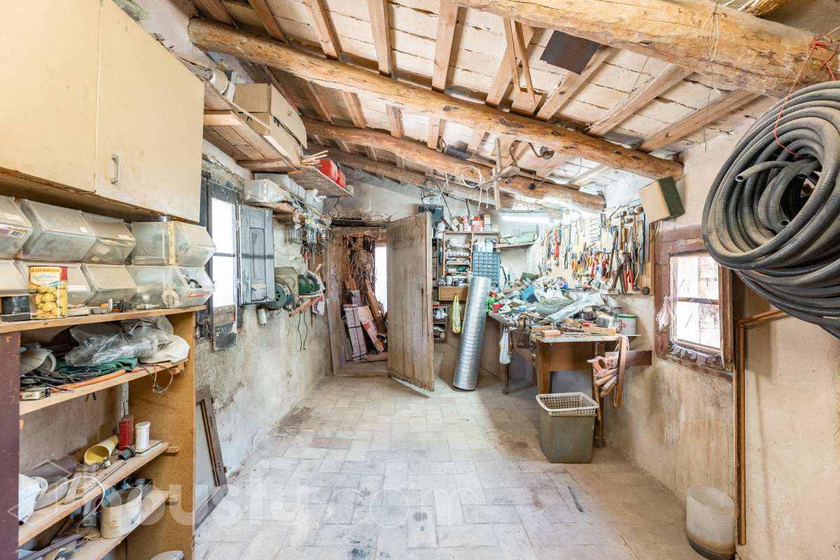 Housfy vende 🏡 amplia MASÍA ubicada en Bellprat, la cual consta de 232m2 útiles (verificados con la Dirección General de Catastro). Construido en el año: 1925. Distribución de estancias -Salón-comedor -4 Dormitorios -2 Baños -Cocina equipada Características específicas -Armario -Trastero -Balcón -Jardín privado -1 Plaza de garaje Zona y entorno Respecto a la ubicación, se sitúa en Bellprat, municipio de Barcelona. Esta propiedad se encuentra cerca de servicios básicos y en una zona rural tranquila de especial belleza. Aviso legal El precio de venta no incluye gastos de la compraventa como notaría, registro, impuestos, ni tampoco honorarios agencia. Esta publicación no es vinculante. Consulta siempre la nota simple con Housfy antes de formalizar la compraventa. Sobre nosotros Housfy es la plataforma integral de servicios inmobiliarios. Nuestra combinación de expertos y tecnología pone al alcance de todo el mundo servicios cómodos, claros y seguros. AICAT número: 7922. Nos encargamos de la gestión y asesoramiento de la compra. ¡Olvídate de todo! Hacemos los trámites por ti. Y, si además necesitas financiación, ponemos a tu disposición un bróker hipotecario para ayudarte a conseguir las mejores condiciones para tu perfil económico. ¿Quieres visitarla? Contacta con Housfy y agenda tu visita sin compromiso. Más información en: housfy.com En cumplimiento de la Ley 8/2026 en Cataluña, el certificado de presencia o ausencia de amianto se encuentra en proceso de tramitación.-37