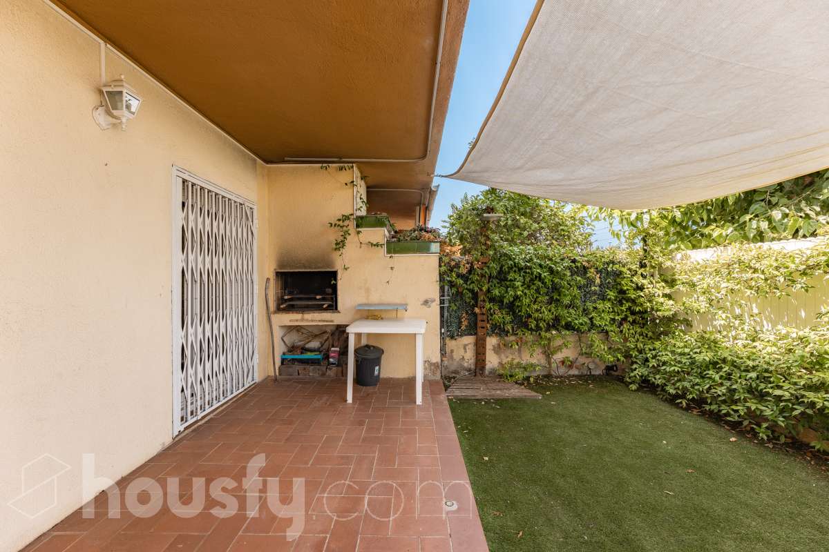 Housfy presenta piso en planta baja en Cunit, con 65 m² útiles de vivienda y una fabulosa terraza privada de 55 m², una vivienda que combina funcionalidad, comodidad y un excelente espacio exterior para disfrutar durante todo el año. La vivienda ofrece una distribución práctica y bien aprovechada. Dispone de un salón-comedor, 3 dormitorios, 2 baños completos, cocina equipada, lavadero y trastero, proporcionando un hogar cómodo y funcional para el día a día. Su gran valor añadido es la amplia terraza privada de 55 m² con barbacoa, un espacio ideal para compartir momentos con familiares y amigos, disfrutar de comidas al aire libre o crear una agradable zona de relax con total privacidad. Además, existe la posibilidad de adquirir una plaza de garaje en la misma finca, un extra que aporta mayor comodidad y practicidad. Ubicada en una zona tranquila de Cunit, la vivienda goza de una excelente ubicación, a tan solo 2 minutos a pie de la playa y de la estación de tren, lo que permite disfrutar del mar y de unas magníficas comunicaciones con total comodidad. Una oportunidad ideal tanto como residencia habitual como para disfrutar de una segunda vivienda en la costa. Zona y entorno Cunit es un municipio costero del Baix Penedès que destaca por sus playas, su ambiente tranquilo y sus excelentes conexiones con Barcelona y Tarragona. Aviso legal El precio de venta no incluye gastos de la compraventa como notaría, registro, impuestos, ni tampoco honorarios agencia. Esta publicación no es vinculante. Consulta siempre la nota simple con Housfy antes de formalizar la compraventa. Sobre nosotros Housfy es la plataforma integral de servicios inmobiliarios. Nuestra combinación de expertos y tecnología pone al alcance de todo el mundo servicios cómodos, claros y seguros. AICAT número: 7922. Nos encargamos de la gestión y asesoramiento de la compra. ¡Olvídate de todo! Hacemos los trámites por ti. Y, si además necesitas financiación, ponemos a tu disposición un bróker hipotecario para ayudarte a conseguir las mejores condiciones para tu perfil económico. ¿Quieres visitarla? Contacta con Housfy y agenda tu visita sin compromiso. Más información en: housfy.com-21