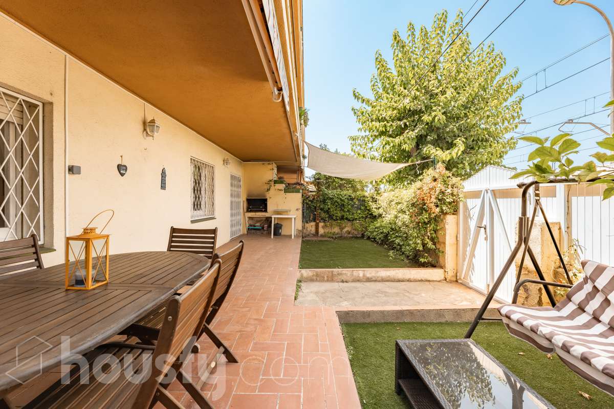Housfy presenta piso en planta baja en Cunit, con 65 m² útiles de vivienda y una fabulosa terraza privada de 55 m², una vivienda que combina funcionalidad, comodidad y un excelente espacio exterior para disfrutar durante todo el año. La vivienda ofrece una distribución práctica y bien aprovechada. Dispone de un salón-comedor, 3 dormitorios, 2 baños completos, cocina equipada, lavadero y trastero, proporcionando un hogar cómodo y funcional para el día a día. Su gran valor añadido es la amplia terraza privada de 55 m² con barbacoa, un espacio ideal para compartir momentos con familiares y amigos, disfrutar de comidas al aire libre o crear una agradable zona de relax con total privacidad. Además, existe la posibilidad de adquirir una plaza de garaje en la misma finca, un extra que aporta mayor comodidad y practicidad. Ubicada en una zona tranquila de Cunit, la vivienda goza de una excelente ubicación, a tan solo 2 minutos a pie de la playa y de la estación de tren, lo que permite disfrutar del mar y de unas magníficas comunicaciones con total comodidad. Una oportunidad ideal tanto como residencia habitual como para disfrutar de una segunda vivienda en la costa. Zona y entorno Cunit es un municipio costero del Baix Penedès que destaca por sus playas, su ambiente tranquilo y sus excelentes conexiones con Barcelona y Tarragona. Aviso legal El precio de venta no incluye gastos de la compraventa como notaría, registro, impuestos, ni tampoco honorarios agencia. Esta publicación no es vinculante. Consulta siempre la nota simple con Housfy antes de formalizar la compraventa. Sobre nosotros Housfy es la plataforma integral de servicios inmobiliarios. Nuestra combinación de expertos y tecnología pone al alcance de todo el mundo servicios cómodos, claros y seguros. AICAT número: 7922. Nos encargamos de la gestión y asesoramiento de la compra. ¡Olvídate de todo! Hacemos los trámites por ti. Y, si además necesitas financiación, ponemos a tu disposición un bróker hipotecario para ayudarte a conseguir las mejores condiciones para tu perfil económico. ¿Quieres visitarla? Contacta con Housfy y agenda tu visita sin compromiso. Más información en: housfy.com-18