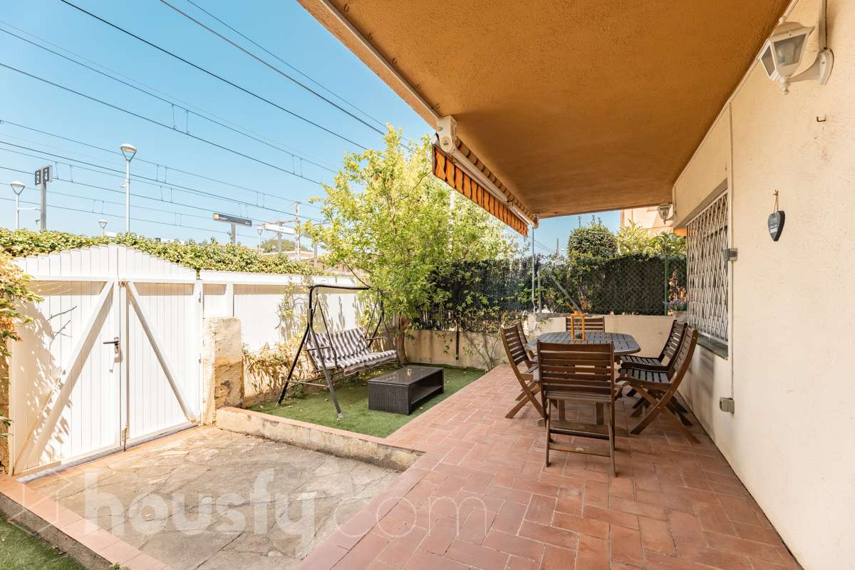 Housfy presenta piso en planta baja en Cunit, con 65 m² útiles de vivienda y una fabulosa terraza privada de 55 m², una vivienda que combina funcionalidad, comodidad y un excelente espacio exterior para disfrutar durante todo el año. La vivienda ofrece una distribución práctica y bien aprovechada. Dispone de un salón-comedor, 3 dormitorios, 2 baños completos, cocina equipada, lavadero y trastero, proporcionando un hogar cómodo y funcional para el día a día. Su gran valor añadido es la amplia terraza privada de 55 m² con barbacoa, un espacio ideal para compartir momentos con familiares y amigos, disfrutar de comidas al aire libre o crear una agradable zona de relax con total privacidad. Además, existe la posibilidad de adquirir una plaza de garaje en la misma finca, un extra que aporta mayor comodidad y practicidad. Ubicada en una zona tranquila de Cunit, la vivienda goza de una excelente ubicación, a tan solo 2 minutos a pie de la playa y de la estación de tren, lo que permite disfrutar del mar y de unas magníficas comunicaciones con total comodidad. Una oportunidad ideal tanto como residencia habitual como para disfrutar de una segunda vivienda en la costa. Zona y entorno Cunit es un municipio costero del Baix Penedès que destaca por sus playas, su ambiente tranquilo y sus excelentes conexiones con Barcelona y Tarragona. Aviso legal El precio de venta no incluye gastos de la compraventa como notaría, registro, impuestos, ni tampoco honorarios agencia. Esta publicación no es vinculante. Consulta siempre la nota simple con Housfy antes de formalizar la compraventa. Sobre nosotros Housfy es la plataforma integral de servicios inmobiliarios. Nuestra combinación de expertos y tecnología pone al alcance de todo el mundo servicios cómodos, claros y seguros. AICAT número: 7922. Nos encargamos de la gestión y asesoramiento de la compra. ¡Olvídate de todo! Hacemos los trámites por ti. Y, si además necesitas financiación, ponemos a tu disposición un bróker hipotecario para ayudarte a conseguir las mejores condiciones para tu perfil económico. ¿Quieres visitarla? Contacta con Housfy y agenda tu visita sin compromiso. Más información en: housfy.com-19