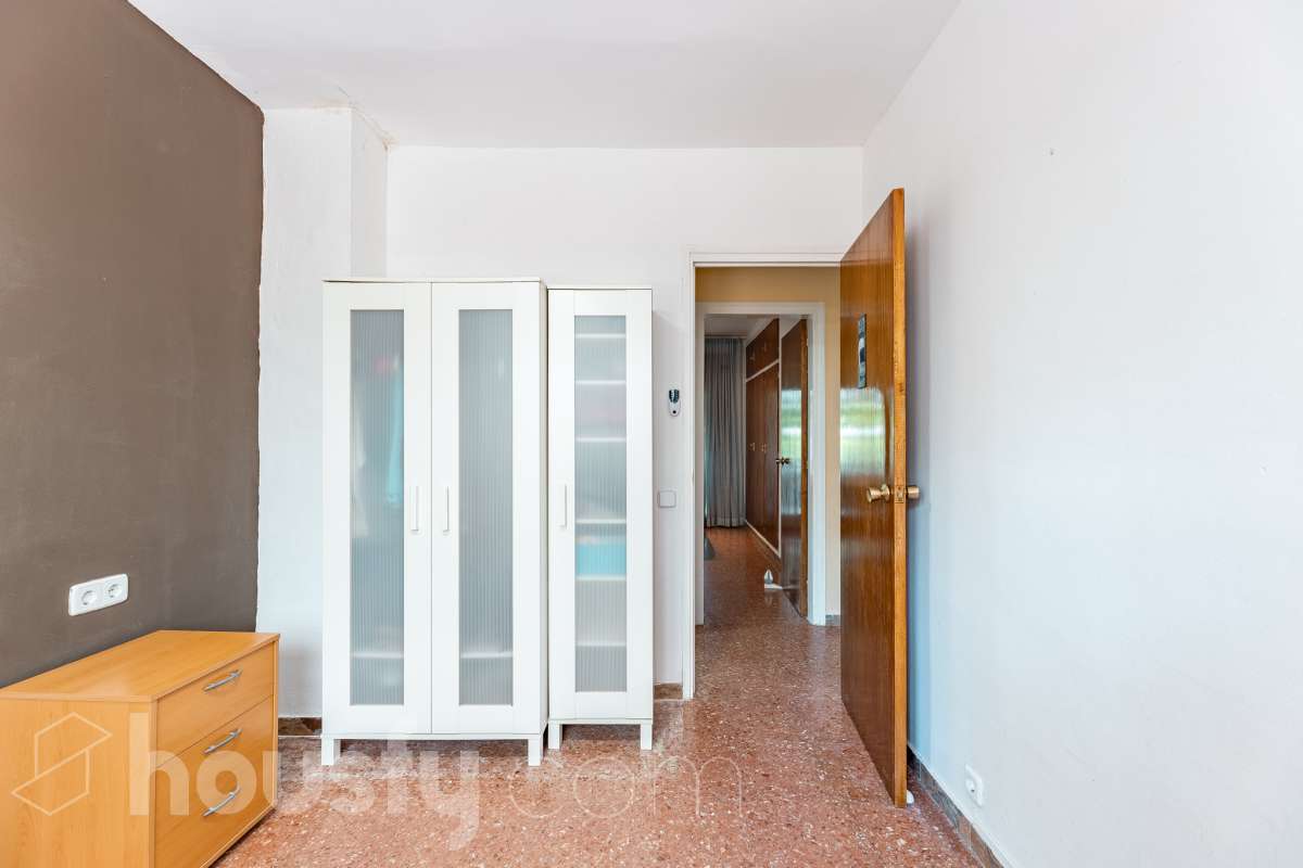 Housfy presenta piso en planta baja en Cunit, con 65 m² útiles de vivienda y una fabulosa terraza privada de 55 m², una vivienda que combina funcionalidad, comodidad y un excelente espacio exterior para disfrutar durante todo el año. La vivienda ofrece una distribución práctica y bien aprovechada. Dispone de un salón-comedor, 3 dormitorios, 2 baños completos, cocina equipada, lavadero y trastero, proporcionando un hogar cómodo y funcional para el día a día. Su gran valor añadido es la amplia terraza privada de 55 m² con barbacoa, un espacio ideal para compartir momentos con familiares y amigos, disfrutar de comidas al aire libre o crear una agradable zona de relax con total privacidad. Además, existe la posibilidad de adquirir una plaza de garaje en la misma finca, un extra que aporta mayor comodidad y practicidad. Ubicada en una zona tranquila de Cunit, la vivienda goza de una excelente ubicación, a tan solo 2 minutos a pie de la playa y de la estación de tren, lo que permite disfrutar del mar y de unas magníficas comunicaciones con total comodidad. Una oportunidad ideal tanto como residencia habitual como para disfrutar de una segunda vivienda en la costa. Zona y entorno Cunit es un municipio costero del Baix Penedès que destaca por sus playas, su ambiente tranquilo y sus excelentes conexiones con Barcelona y Tarragona. Aviso legal El precio de venta no incluye gastos de la compraventa como notaría, registro, impuestos, ni tampoco honorarios agencia. Esta publicación no es vinculante. Consulta siempre la nota simple con Housfy antes de formalizar la compraventa. Sobre nosotros Housfy es la plataforma integral de servicios inmobiliarios. Nuestra combinación de expertos y tecnología pone al alcance de todo el mundo servicios cómodos, claros y seguros. AICAT número: 7922. Nos encargamos de la gestión y asesoramiento de la compra. ¡Olvídate de todo! Hacemos los trámites por ti. Y, si además necesitas financiación, ponemos a tu disposición un bróker hipotecario para ayudarte a conseguir las mejores condiciones para tu perfil económico. ¿Quieres visitarla? Contacta con Housfy y agenda tu visita sin compromiso. Más información en: housfy.com-9