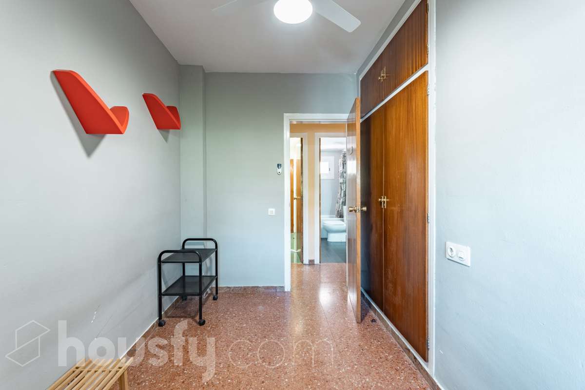 Housfy presenta piso en planta baja en Cunit, con 65 m² útiles de vivienda y una fabulosa terraza privada de 55 m², una vivienda que combina funcionalidad, comodidad y un excelente espacio exterior para disfrutar durante todo el año. La vivienda ofrece una distribución práctica y bien aprovechada. Dispone de un salón-comedor, 3 dormitorios, 2 baños completos, cocina equipada, lavadero y trastero, proporcionando un hogar cómodo y funcional para el día a día. Su gran valor añadido es la amplia terraza privada de 55 m² con barbacoa, un espacio ideal para compartir momentos con familiares y amigos, disfrutar de comidas al aire libre o crear una agradable zona de relax con total privacidad. Además, existe la posibilidad de adquirir una plaza de garaje en la misma finca, un extra que aporta mayor comodidad y practicidad. Ubicada en una zona tranquila de Cunit, la vivienda goza de una excelente ubicación, a tan solo 2 minutos a pie de la playa y de la estación de tren, lo que permite disfrutar del mar y de unas magníficas comunicaciones con total comodidad. Una oportunidad ideal tanto como residencia habitual como para disfrutar de una segunda vivienda en la costa. Zona y entorno Cunit es un municipio costero del Baix Penedès que destaca por sus playas, su ambiente tranquilo y sus excelentes conexiones con Barcelona y Tarragona. Aviso legal El precio de venta no incluye gastos de la compraventa como notaría, registro, impuestos, ni tampoco honorarios agencia. Esta publicación no es vinculante. Consulta siempre la nota simple con Housfy antes de formalizar la compraventa. Sobre nosotros Housfy es la plataforma integral de servicios inmobiliarios. Nuestra combinación de expertos y tecnología pone al alcance de todo el mundo servicios cómodos, claros y seguros. AICAT número: 7922. Nos encargamos de la gestión y asesoramiento de la compra. ¡Olvídate de todo! Hacemos los trámites por ti. Y, si además necesitas financiación, ponemos a tu disposición un bróker hipotecario para ayudarte a conseguir las mejores condiciones para tu perfil económico. ¿Quieres visitarla? Contacta con Housfy y agenda tu visita sin compromiso. Más información en: housfy.com-8