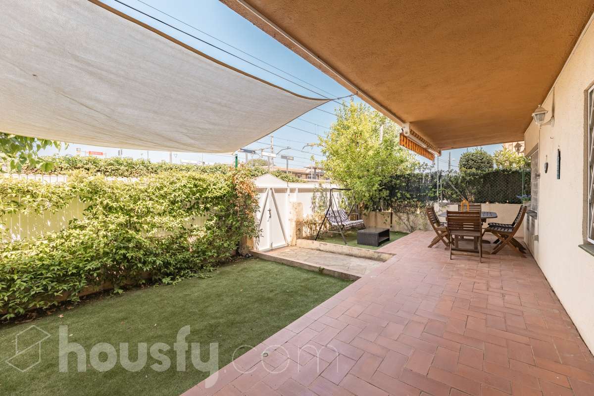 Housfy presenta piso en planta baja en Cunit, con 65 m² útiles de vivienda y una fabulosa terraza privada de 55 m², una vivienda que combina funcionalidad, comodidad y un excelente espacio exterior para disfrutar durante todo el año. La vivienda ofrece una distribución práctica y bien aprovechada. Dispone de un salón-comedor, 3 dormitorios, 2 baños completos, cocina equipada, lavadero y trastero, proporcionando un hogar cómodo y funcional para el día a día. Su gran valor añadido es la amplia terraza privada de 55 m² con barbacoa, un espacio ideal para compartir momentos con familiares y amigos, disfrutar de comidas al aire libre o crear una agradable zona de relax con total privacidad. Además, existe la posibilidad de adquirir una plaza de garaje en la misma finca, un extra que aporta mayor comodidad y practicidad. Ubicada en una zona tranquila de Cunit, la vivienda goza de una excelente ubicación, a tan solo 2 minutos a pie de la playa y de la estación de tren, lo que permite disfrutar del mar y de unas magníficas comunicaciones con total comodidad. Una oportunidad ideal tanto como residencia habitual como para disfrutar de una segunda vivienda en la costa. Zona y entorno Cunit es un municipio costero del Baix Penedès que destaca por sus playas, su ambiente tranquilo y sus excelentes conexiones con Barcelona y Tarragona. Aviso legal El precio de venta no incluye gastos de la compraventa como notaría, registro, impuestos, ni tampoco honorarios agencia. Esta publicación no es vinculante. Consulta siempre la nota simple con Housfy antes de formalizar la compraventa. Sobre nosotros Housfy es la plataforma integral de servicios inmobiliarios. Nuestra combinación de expertos y tecnología pone al alcance de todo el mundo servicios cómodos, claros y seguros. AICAT número: 7922. Nos encargamos de la gestión y asesoramiento de la compra. ¡Olvídate de todo! Hacemos los trámites por ti. Y, si además necesitas financiación, ponemos a tu disposición un bróker hipotecario para ayudarte a conseguir las mejores condiciones para tu perfil económico. ¿Quieres visitarla? Contacta con Housfy y agenda tu visita sin compromiso. Más información en: housfy.com-20