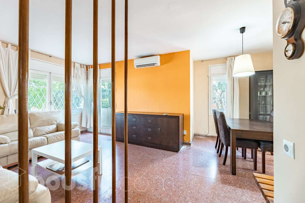 Housfy presenta piso en planta baja en Cunit, con 65 m² útiles de vivienda y una fabulosa terraza privada de 55 m², una vivienda que combina funcionalidad, comodidad y un excelente espacio exterior para disfrutar durante todo el año. La vivienda ofrece una distribución práctica y bien aprovechada. Dispone de un salón-comedor, 3 dormitorios, 2 baños completos, cocina equipada, lavadero y trastero, proporcionando un hogar cómodo y funcional para el día a día. Su gran valor añadido es la amplia terraza privada de 55 m² con barbacoa, un espacio ideal para compartir momentos con familiares y amigos, disfrutar de comidas al aire libre o crear una agradable zona de relax con total privacidad. Además, existe la posibilidad de adquirir una plaza de garaje en la misma finca, un extra que aporta mayor comodidad y practicidad. Ubicada en una zona tranquila de Cunit, la vivienda goza de una excelente ubicación, a tan solo 2 minutos a pie de la playa y de la estación de tren, lo que permite disfrutar del mar y de unas magníficas comunicaciones con total comodidad. Una oportunidad ideal tanto como residencia habitual como para disfrutar de una segunda vivienda en la costa. Zona y entorno Cunit es un municipio costero del Baix Penedès que destaca por sus playas, su ambiente tranquilo y sus excelentes conexiones con Barcelona y Tarragona. Aviso legal El precio de venta no incluye gastos de la compraventa como notaría, registro, impuestos, ni tampoco honorarios agencia. Esta publicación no es vinculante. Consulta siempre la nota simple con Housfy antes de formalizar la compraventa. Sobre nosotros Housfy es la plataforma integral de servicios inmobiliarios. Nuestra combinación de expertos y tecnología pone al alcance de todo el mundo servicios cómodos, claros y seguros. AICAT número: 7922. Nos encargamos de la gestión y asesoramiento de la compra. ¡Olvídate de todo! Hacemos los trámites por ti. Y, si además necesitas financiación, ponemos a tu disposición un bróker hipotecario para ayudarte a conseguir las mejores condiciones para tu perfil económico. ¿Quieres visitarla? Contacta con Housfy y agenda tu visita sin compromiso. Más información en: housfy.com-4