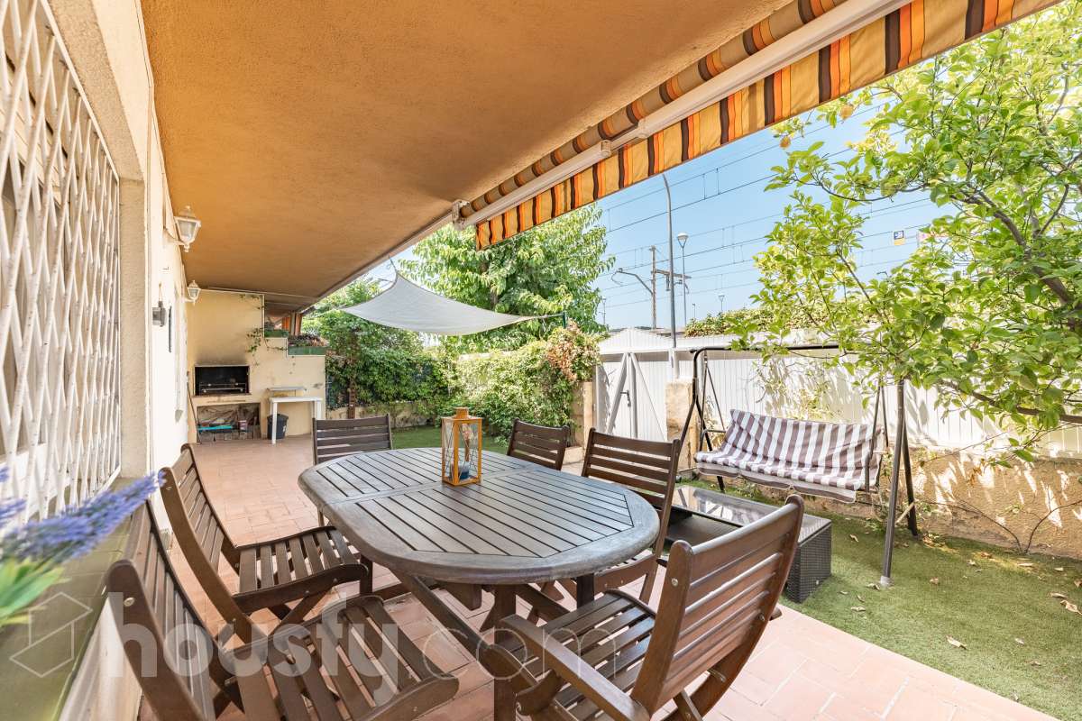 Housfy presenta piso en planta baja en Cunit, con 65 m² útiles de vivienda y una fabulosa terraza privada de 55 m², una vivienda que combina funcionalidad, comodidad y un excelente espacio exterior para disfrutar durante todo el año. La vivienda ofrece una distribución práctica y bien aprovechada. Dispone de un salón-comedor, 3 dormitorios, 2 baños completos, cocina equipada, lavadero y trastero, proporcionando un hogar cómodo y funcional para el día a día. Su gran valor añadido es la amplia terraza privada de 55 m² con barbacoa, un espacio ideal para compartir momentos con familiares y amigos, disfrutar de comidas al aire libre o crear una agradable zona de relax con total privacidad. Además, existe la posibilidad de adquirir una plaza de garaje en la misma finca, un extra que aporta mayor comodidad y practicidad. Ubicada en una zona tranquila de Cunit, la vivienda goza de una excelente ubicación, a tan solo 2 minutos a pie de la playa y de la estación de tren, lo que permite disfrutar del mar y de unas magníficas comunicaciones con total comodidad. Una oportunidad ideal tanto como residencia habitual como para disfrutar de una segunda vivienda en la costa. Zona y entorno Cunit es un municipio costero del Baix Penedès que destaca por sus playas, su ambiente tranquilo y sus excelentes conexiones con Barcelona y Tarragona. Aviso legal El precio de venta no incluye gastos de la compraventa como notaría, registro, impuestos, ni tampoco honorarios agencia. Esta publicación no es vinculante. Consulta siempre la nota simple con Housfy antes de formalizar la compraventa. Sobre nosotros Housfy es la plataforma integral de servicios inmobiliarios. Nuestra combinación de expertos y tecnología pone al alcance de todo el mundo servicios cómodos, claros y seguros. AICAT número: 7922. Nos encargamos de la gestión y asesoramiento de la compra. ¡Olvídate de todo! Hacemos los trámites por ti. Y, si además necesitas financiación, ponemos a tu disposición un bróker hipotecario para ayudarte a conseguir las mejores condiciones para tu perfil económico. ¿Quieres visitarla? Contacta con Housfy y agenda tu visita sin compromiso. Más información en: housfy.com-17