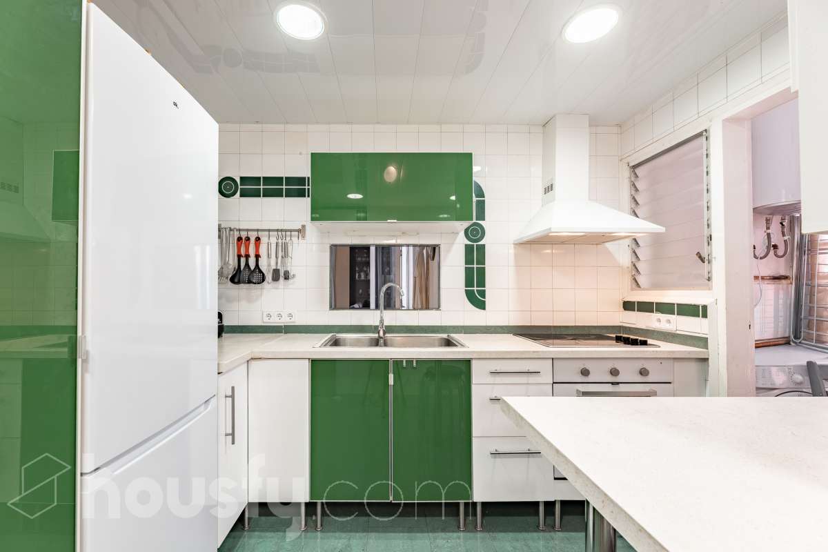 Housfy presenta piso en planta baja en Cunit, con 65 m² útiles de vivienda y una fabulosa terraza privada de 55 m², una vivienda que combina funcionalidad, comodidad y un excelente espacio exterior para disfrutar durante todo el año. La vivienda ofrece una distribución práctica y bien aprovechada. Dispone de un salón-comedor, 3 dormitorios, 2 baños completos, cocina equipada, lavadero y trastero, proporcionando un hogar cómodo y funcional para el día a día. Su gran valor añadido es la amplia terraza privada de 55 m² con barbacoa, un espacio ideal para compartir momentos con familiares y amigos, disfrutar de comidas al aire libre o crear una agradable zona de relax con total privacidad. Además, existe la posibilidad de adquirir una plaza de garaje en la misma finca, un extra que aporta mayor comodidad y practicidad. Ubicada en una zona tranquila de Cunit, la vivienda goza de una excelente ubicación, a tan solo 2 minutos a pie de la playa y de la estación de tren, lo que permite disfrutar del mar y de unas magníficas comunicaciones con total comodidad. Una oportunidad ideal tanto como residencia habitual como para disfrutar de una segunda vivienda en la costa. Zona y entorno Cunit es un municipio costero del Baix Penedès que destaca por sus playas, su ambiente tranquilo y sus excelentes conexiones con Barcelona y Tarragona. Aviso legal El precio de venta no incluye gastos de la compraventa como notaría, registro, impuestos, ni tampoco honorarios agencia. Esta publicación no es vinculante. Consulta siempre la nota simple con Housfy antes de formalizar la compraventa. Sobre nosotros Housfy es la plataforma integral de servicios inmobiliarios. Nuestra combinación de expertos y tecnología pone al alcance de todo el mundo servicios cómodos, claros y seguros. AICAT número: 7922. Nos encargamos de la gestión y asesoramiento de la compra. ¡Olvídate de todo! Hacemos los trámites por ti. Y, si además necesitas financiación, ponemos a tu disposición un bróker hipotecario para ayudarte a conseguir las mejores condiciones para tu perfil económico. ¿Quieres visitarla? Contacta con Housfy y agenda tu visita sin compromiso. Más información en: housfy.com-11