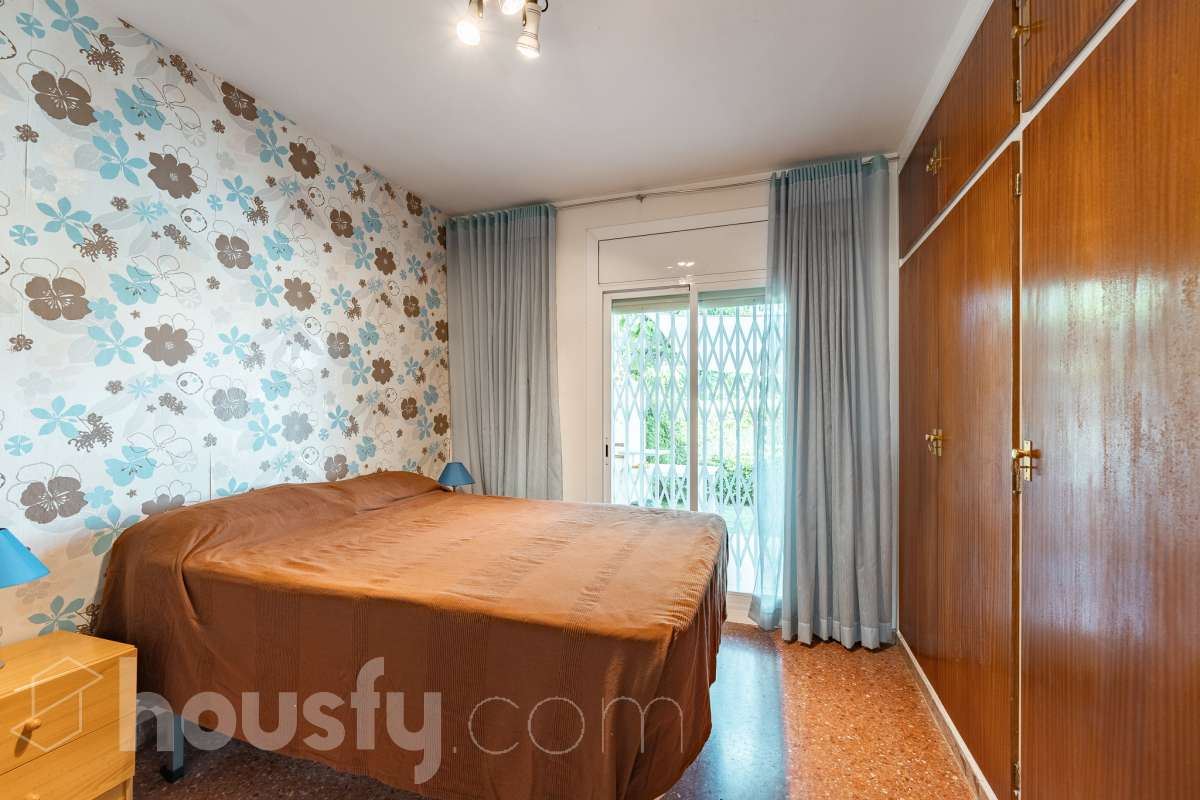 Housfy presenta piso en planta baja en Cunit, con 65 m² útiles de vivienda y una fabulosa terraza privada de 55 m², una vivienda que combina funcionalidad, comodidad y un excelente espacio exterior para disfrutar durante todo el año. La vivienda ofrece una distribución práctica y bien aprovechada. Dispone de un salón-comedor, 3 dormitorios, 2 baños completos, cocina equipada, lavadero y trastero, proporcionando un hogar cómodo y funcional para el día a día. Su gran valor añadido es la amplia terraza privada de 55 m² con barbacoa, un espacio ideal para compartir momentos con familiares y amigos, disfrutar de comidas al aire libre o crear una agradable zona de relax con total privacidad. Además, existe la posibilidad de adquirir una plaza de garaje en la misma finca, un extra que aporta mayor comodidad y practicidad. Ubicada en una zona tranquila de Cunit, la vivienda goza de una excelente ubicación, a tan solo 2 minutos a pie de la playa y de la estación de tren, lo que permite disfrutar del mar y de unas magníficas comunicaciones con total comodidad. Una oportunidad ideal tanto como residencia habitual como para disfrutar de una segunda vivienda en la costa. Zona y entorno Cunit es un municipio costero del Baix Penedès que destaca por sus playas, su ambiente tranquilo y sus excelentes conexiones con Barcelona y Tarragona. Aviso legal El precio de venta no incluye gastos de la compraventa como notaría, registro, impuestos, ni tampoco honorarios agencia. Esta publicación no es vinculante. Consulta siempre la nota simple con Housfy antes de formalizar la compraventa. Sobre nosotros Housfy es la plataforma integral de servicios inmobiliarios. Nuestra combinación de expertos y tecnología pone al alcance de todo el mundo servicios cómodos, claros y seguros. AICAT número: 7922. Nos encargamos de la gestión y asesoramiento de la compra. ¡Olvídate de todo! Hacemos los trámites por ti. Y, si además necesitas financiación, ponemos a tu disposición un bróker hipotecario para ayudarte a conseguir las mejores condiciones para tu perfil económico. ¿Quieres visitarla? Contacta con Housfy y agenda tu visita sin compromiso. Más información en: housfy.com-6