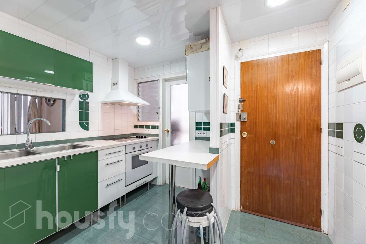 Housfy presenta piso en planta baja en Cunit, con 65 m² útiles de vivienda y una fabulosa terraza privada de 55 m², una vivienda que combina funcionalidad, comodidad y un excelente espacio exterior para disfrutar durante todo el año. La vivienda ofrece una distribución práctica y bien aprovechada. Dispone de un salón-comedor, 3 dormitorios, 2 baños completos, cocina equipada, lavadero y trastero, proporcionando un hogar cómodo y funcional para el día a día. Su gran valor añadido es la amplia terraza privada de 55 m² con barbacoa, un espacio ideal para compartir momentos con familiares y amigos, disfrutar de comidas al aire libre o crear una agradable zona de relax con total privacidad. Además, existe la posibilidad de adquirir una plaza de garaje en la misma finca, un extra que aporta mayor comodidad y practicidad. Ubicada en una zona tranquila de Cunit, la vivienda goza de una excelente ubicación, a tan solo 2 minutos a pie de la playa y de la estación de tren, lo que permite disfrutar del mar y de unas magníficas comunicaciones con total comodidad. Una oportunidad ideal tanto como residencia habitual como para disfrutar de una segunda vivienda en la costa. Zona y entorno Cunit es un municipio costero del Baix Penedès que destaca por sus playas, su ambiente tranquilo y sus excelentes conexiones con Barcelona y Tarragona. Aviso legal El precio de venta no incluye gastos de la compraventa como notaría, registro, impuestos, ni tampoco honorarios agencia. Esta publicación no es vinculante. Consulta siempre la nota simple con Housfy antes de formalizar la compraventa. Sobre nosotros Housfy es la plataforma integral de servicios inmobiliarios. Nuestra combinación de expertos y tecnología pone al alcance de todo el mundo servicios cómodos, claros y seguros. AICAT número: 7922. Nos encargamos de la gestión y asesoramiento de la compra. ¡Olvídate de todo! Hacemos los trámites por ti. Y, si además necesitas financiación, ponemos a tu disposición un bróker hipotecario para ayudarte a conseguir las mejores condiciones para tu perfil económico. ¿Quieres visitarla? Contacta con Housfy y agenda tu visita sin compromiso. Más información en: housfy.com-12