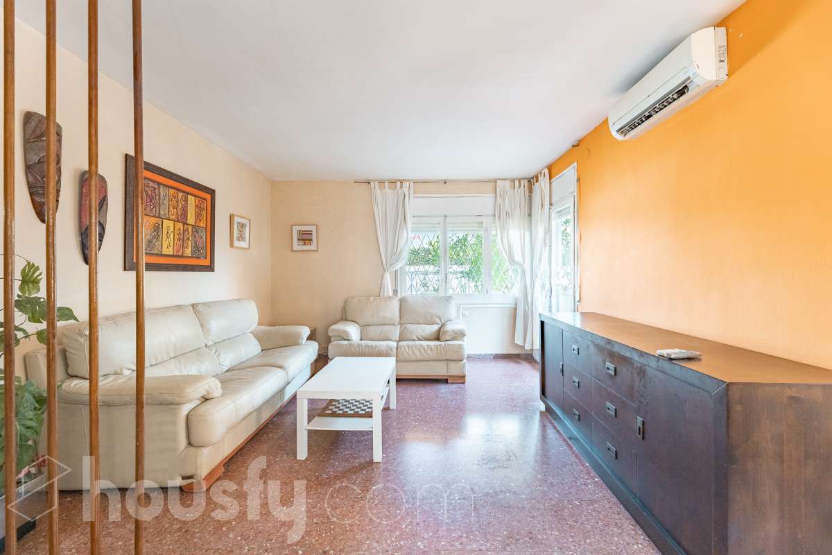 Housfy presenta piso en planta baja en Cunit, con 65 m² útiles de vivienda y una fabulosa terraza privada de 55 m², una vivienda que combina funcionalidad, comodidad y un excelente espacio exterior para disfrutar durante todo el año. La vivienda ofrece una distribución práctica y bien aprovechada. Dispone de un salón-comedor, 3 dormitorios, 2 baños completos, cocina equipada, lavadero y trastero, proporcionando un hogar cómodo y funcional para el día a día. Su gran valor añadido es la amplia terraza privada de 55 m² con barbacoa, un espacio ideal para compartir momentos con familiares y amigos, disfrutar de comidas al aire libre o crear una agradable zona de relax con total privacidad. Además, existe la posibilidad de adquirir una plaza de garaje en la misma finca, un extra que aporta mayor comodidad y practicidad. Ubicada en una zona tranquila de Cunit, la vivienda goza de una excelente ubicación, a tan solo 2 minutos a pie de la playa y de la estación de tren, lo que permite disfrutar del mar y de unas magníficas comunicaciones con total comodidad. Una oportunidad ideal tanto como residencia habitual como para disfrutar de una segunda vivienda en la costa. Zona y entorno Cunit es un municipio costero del Baix Penedès que destaca por sus playas, su ambiente tranquilo y sus excelentes conexiones con Barcelona y Tarragona. Aviso legal El precio de venta no incluye gastos de la compraventa como notaría, registro, impuestos, ni tampoco honorarios agencia. Esta publicación no es vinculante. Consulta siempre la nota simple con Housfy antes de formalizar la compraventa. Sobre nosotros Housfy es la plataforma integral de servicios inmobiliarios. Nuestra combinación de expertos y tecnología pone al alcance de todo el mundo servicios cómodos, claros y seguros. AICAT número: 7922. Nos encargamos de la gestión y asesoramiento de la compra. ¡Olvídate de todo! Hacemos los trámites por ti. Y, si además necesitas financiación, ponemos a tu disposición un bróker hipotecario para ayudarte a conseguir las mejores condiciones para tu perfil económico. ¿Quieres visitarla? Contacta con Housfy y agenda tu visita sin compromiso. Más información en: housfy.com-3