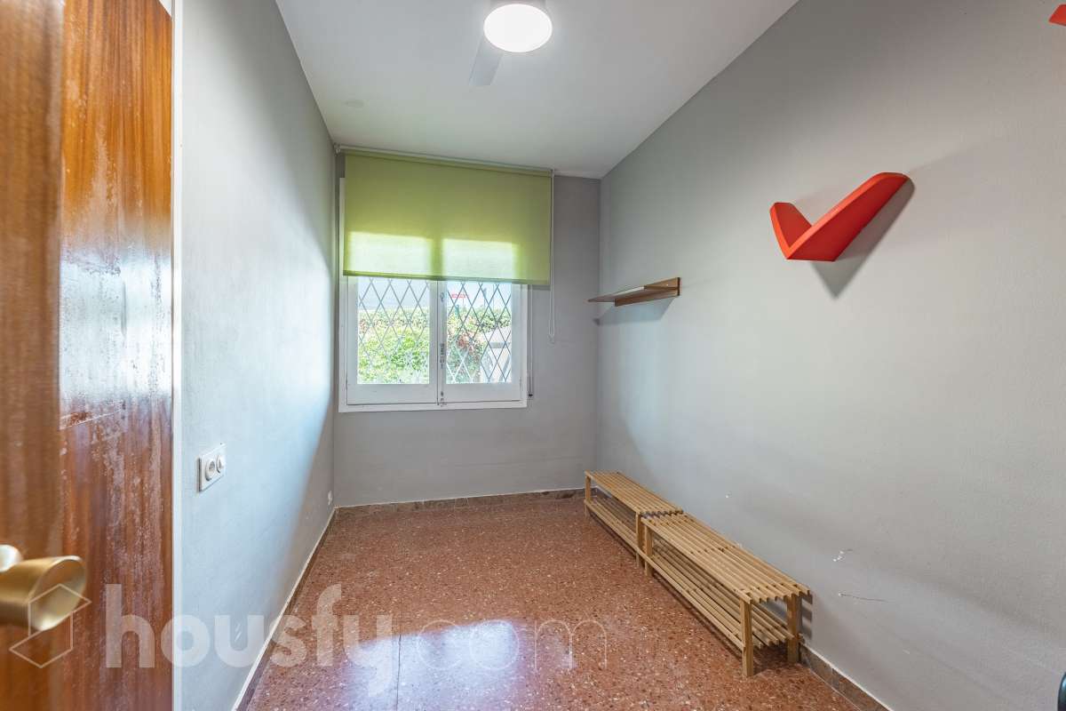 Housfy presenta piso en planta baja en Cunit, con 65 m² útiles de vivienda y una fabulosa terraza privada de 55 m², una vivienda que combina funcionalidad, comodidad y un excelente espacio exterior para disfrutar durante todo el año. La vivienda ofrece una distribución práctica y bien aprovechada. Dispone de un salón-comedor, 3 dormitorios, 2 baños completos, cocina equipada, lavadero y trastero, proporcionando un hogar cómodo y funcional para el día a día. Su gran valor añadido es la amplia terraza privada de 55 m² con barbacoa, un espacio ideal para compartir momentos con familiares y amigos, disfrutar de comidas al aire libre o crear una agradable zona de relax con total privacidad. Además, existe la posibilidad de adquirir una plaza de garaje en la misma finca, un extra que aporta mayor comodidad y practicidad. Ubicada en una zona tranquila de Cunit, la vivienda goza de una excelente ubicación, a tan solo 2 minutos a pie de la playa y de la estación de tren, lo que permite disfrutar del mar y de unas magníficas comunicaciones con total comodidad. Una oportunidad ideal tanto como residencia habitual como para disfrutar de una segunda vivienda en la costa. Zona y entorno Cunit es un municipio costero del Baix Penedès que destaca por sus playas, su ambiente tranquilo y sus excelentes conexiones con Barcelona y Tarragona. Aviso legal El precio de venta no incluye gastos de la compraventa como notaría, registro, impuestos, ni tampoco honorarios agencia. Esta publicación no es vinculante. Consulta siempre la nota simple con Housfy antes de formalizar la compraventa. Sobre nosotros Housfy es la plataforma integral de servicios inmobiliarios. Nuestra combinación de expertos y tecnología pone al alcance de todo el mundo servicios cómodos, claros y seguros. AICAT número: 7922. Nos encargamos de la gestión y asesoramiento de la compra. ¡Olvídate de todo! Hacemos los trámites por ti. Y, si además necesitas financiación, ponemos a tu disposición un bróker hipotecario para ayudarte a conseguir las mejores condiciones para tu perfil económico. ¿Quieres visitarla? Contacta con Housfy y agenda tu visita sin compromiso. Más información en: housfy.com-7