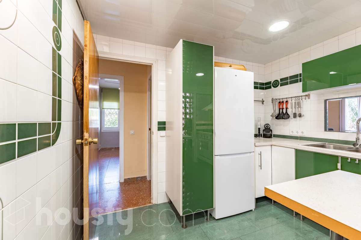 Housfy presenta piso en planta baja en Cunit, con 65 m² útiles de vivienda y una fabulosa terraza privada de 55 m², una vivienda que combina funcionalidad, comodidad y un excelente espacio exterior para disfrutar durante todo el año. La vivienda ofrece una distribución práctica y bien aprovechada. Dispone de un salón-comedor, 3 dormitorios, 2 baños completos, cocina equipada, lavadero y trastero, proporcionando un hogar cómodo y funcional para el día a día. Su gran valor añadido es la amplia terraza privada de 55 m² con barbacoa, un espacio ideal para compartir momentos con familiares y amigos, disfrutar de comidas al aire libre o crear una agradable zona de relax con total privacidad. Además, existe la posibilidad de adquirir una plaza de garaje en la misma finca, un extra que aporta mayor comodidad y practicidad. Ubicada en una zona tranquila de Cunit, la vivienda goza de una excelente ubicación, a tan solo 2 minutos a pie de la playa y de la estación de tren, lo que permite disfrutar del mar y de unas magníficas comunicaciones con total comodidad. Una oportunidad ideal tanto como residencia habitual como para disfrutar de una segunda vivienda en la costa. Zona y entorno Cunit es un municipio costero del Baix Penedès que destaca por sus playas, su ambiente tranquilo y sus excelentes conexiones con Barcelona y Tarragona. Aviso legal El precio de venta no incluye gastos de la compraventa como notaría, registro, impuestos, ni tampoco honorarios agencia. Esta publicación no es vinculante. Consulta siempre la nota simple con Housfy antes de formalizar la compraventa. Sobre nosotros Housfy es la plataforma integral de servicios inmobiliarios. Nuestra combinación de expertos y tecnología pone al alcance de todo el mundo servicios cómodos, claros y seguros. AICAT número: 7922. Nos encargamos de la gestión y asesoramiento de la compra. ¡Olvídate de todo! Hacemos los trámites por ti. Y, si además necesitas financiación, ponemos a tu disposición un bróker hipotecario para ayudarte a conseguir las mejores condiciones para tu perfil económico. ¿Quieres visitarla? Contacta con Housfy y agenda tu visita sin compromiso. Más información en: housfy.com-10
