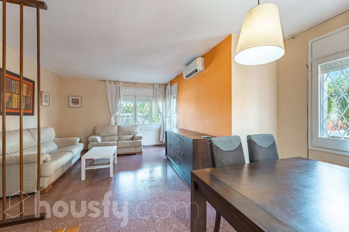 Housfy presenta piso en planta baja en Cunit, con 65 m² útiles de vivienda y una fabulosa terraza privada de 55 m², una vivienda que combina funcionalidad, comodidad y un excelente espacio exterior para disfrutar durante todo el año. La vivienda ofrece una distribución práctica y bien aprovechada. Dispone de un salón-comedor, 3 dormitorios, 2 baños completos, cocina equipada, lavadero y trastero, proporcionando un hogar cómodo y funcional para el día a día. Su gran valor añadido es la amplia terraza privada de 55 m² con barbacoa, un espacio ideal para compartir momentos con familiares y amigos, disfrutar de comidas al aire libre o crear una agradable zona de relax con total privacidad. Además, existe la posibilidad de adquirir una plaza de garaje en la misma finca, un extra que aporta mayor comodidad y practicidad. Ubicada en una zona tranquila de Cunit, la vivienda goza de una excelente ubicación, a tan solo 2 minutos a pie de la playa y de la estación de tren, lo que permite disfrutar del mar y de unas magníficas comunicaciones con total comodidad. Una oportunidad ideal tanto como residencia habitual como para disfrutar de una segunda vivienda en la costa. Zona y entorno Cunit es un municipio costero del Baix Penedès que destaca por sus playas, su ambiente tranquilo y sus excelentes conexiones con Barcelona y Tarragona. Aviso legal El precio de venta no incluye gastos de la compraventa como notaría, registro, impuestos, ni tampoco honorarios agencia. Esta publicación no es vinculante. Consulta siempre la nota simple con Housfy antes de formalizar la compraventa. Sobre nosotros Housfy es la plataforma integral de servicios inmobiliarios. Nuestra combinación de expertos y tecnología pone al alcance de todo el mundo servicios cómodos, claros y seguros. AICAT número: 7922. Nos encargamos de la gestión y asesoramiento de la compra. ¡Olvídate de todo! Hacemos los trámites por ti. Y, si además necesitas financiación, ponemos a tu disposición un bróker hipotecario para ayudarte a conseguir las mejores condiciones para tu perfil económico. ¿Quieres visitarla? Contacta con Housfy y agenda tu visita sin compromiso. Más información en: housfy.com-5