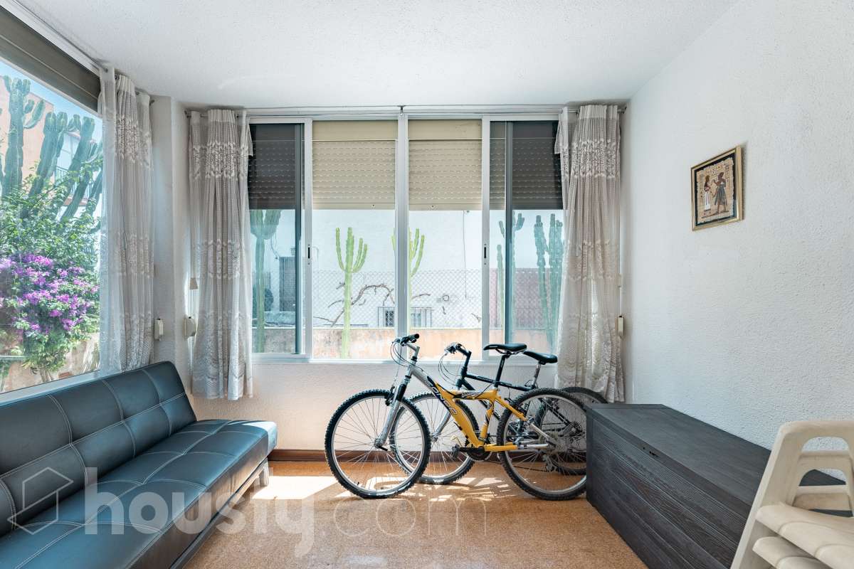 Housfy presenta piso en planta baja en Cunit, con 65 m² útiles de vivienda y una fabulosa terraza privada de 55 m², una vivienda que combina funcionalidad, comodidad y un excelente espacio exterior para disfrutar durante todo el año. La vivienda ofrece una distribución práctica y bien aprovechada. Dispone de un salón-comedor, 3 dormitorios, 2 baños completos, cocina equipada, lavadero y trastero, proporcionando un hogar cómodo y funcional para el día a día. Su gran valor añadido es la amplia terraza privada de 55 m² con barbacoa, un espacio ideal para compartir momentos con familiares y amigos, disfrutar de comidas al aire libre o crear una agradable zona de relax con total privacidad. Además, existe la posibilidad de adquirir una plaza de garaje en la misma finca, un extra que aporta mayor comodidad y practicidad. Ubicada en una zona tranquila de Cunit, la vivienda goza de una excelente ubicación, a tan solo 2 minutos a pie de la playa y de la estación de tren, lo que permite disfrutar del mar y de unas magníficas comunicaciones con total comodidad. Una oportunidad ideal tanto como residencia habitual como para disfrutar de una segunda vivienda en la costa. Zona y entorno Cunit es un municipio costero del Baix Penedès que destaca por sus playas, su ambiente tranquilo y sus excelentes conexiones con Barcelona y Tarragona. Aviso legal El precio de venta no incluye gastos de la compraventa como notaría, registro, impuestos, ni tampoco honorarios agencia. Esta publicación no es vinculante. Consulta siempre la nota simple con Housfy antes de formalizar la compraventa. Sobre nosotros Housfy es la plataforma integral de servicios inmobiliarios. Nuestra combinación de expertos y tecnología pone al alcance de todo el mundo servicios cómodos, claros y seguros. AICAT número: 7922. Nos encargamos de la gestión y asesoramiento de la compra. ¡Olvídate de todo! Hacemos los trámites por ti. Y, si además necesitas financiación, ponemos a tu disposición un bróker hipotecario para ayudarte a conseguir las mejores condiciones para tu perfil económico. ¿Quieres visitarla? Contacta con Housfy y agenda tu visita sin compromiso. Más información en: housfy.com-22