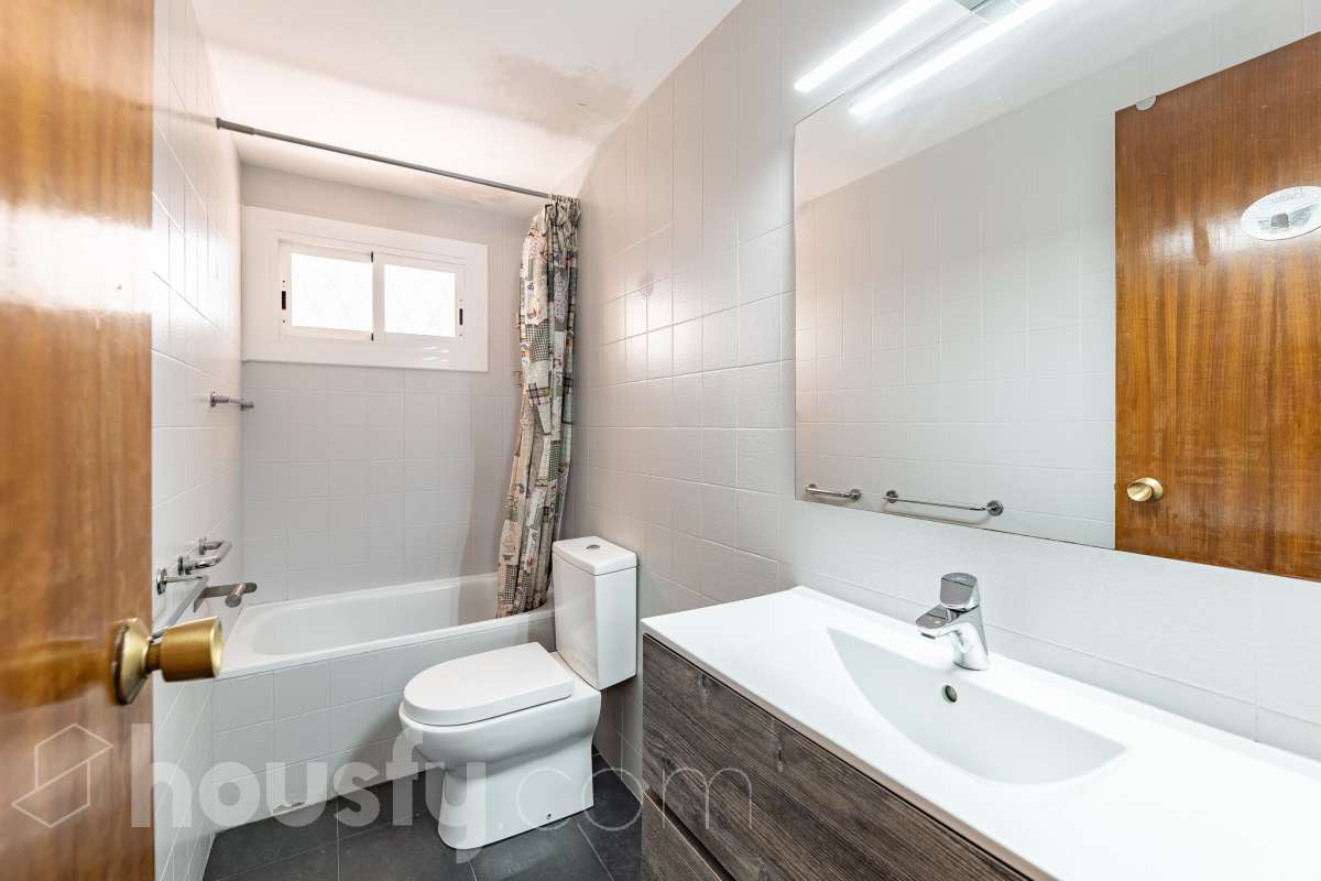 Housfy presenta piso en planta baja en Cunit, con 65 m² útiles de vivienda y una fabulosa terraza privada de 55 m², una vivienda que combina funcionalidad, comodidad y un excelente espacio exterior para disfrutar durante todo el año. La vivienda ofrece una distribución práctica y bien aprovechada. Dispone de un salón-comedor, 3 dormitorios, 2 baños completos, cocina equipada, lavadero y trastero, proporcionando un hogar cómodo y funcional para el día a día. Su gran valor añadido es la amplia terraza privada de 55 m² con barbacoa, un espacio ideal para compartir momentos con familiares y amigos, disfrutar de comidas al aire libre o crear una agradable zona de relax con total privacidad. Además, existe la posibilidad de adquirir una plaza de garaje en la misma finca, un extra que aporta mayor comodidad y practicidad. Ubicada en una zona tranquila de Cunit, la vivienda goza de una excelente ubicación, a tan solo 2 minutos a pie de la playa y de la estación de tren, lo que permite disfrutar del mar y de unas magníficas comunicaciones con total comodidad. Una oportunidad ideal tanto como residencia habitual como para disfrutar de una segunda vivienda en la costa. Zona y entorno Cunit es un municipio costero del Baix Penedès que destaca por sus playas, su ambiente tranquilo y sus excelentes conexiones con Barcelona y Tarragona. Aviso legal El precio de venta no incluye gastos de la compraventa como notaría, registro, impuestos, ni tampoco honorarios agencia. Esta publicación no es vinculante. Consulta siempre la nota simple con Housfy antes de formalizar la compraventa. Sobre nosotros Housfy es la plataforma integral de servicios inmobiliarios. Nuestra combinación de expertos y tecnología pone al alcance de todo el mundo servicios cómodos, claros y seguros. AICAT número: 7922. Nos encargamos de la gestión y asesoramiento de la compra. ¡Olvídate de todo! Hacemos los trámites por ti. Y, si además necesitas financiación, ponemos a tu disposición un bróker hipotecario para ayudarte a conseguir las mejores condiciones para tu perfil económico. ¿Quieres visitarla? Contacta con Housfy y agenda tu visita sin compromiso. Más información en: housfy.com-14