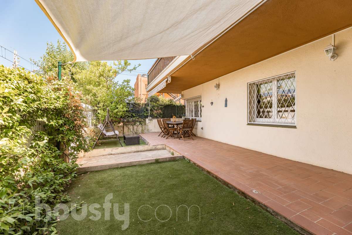 Housfy presenta piso en planta baja en Cunit, con 65 m² útiles de vivienda y una fabulosa terraza privada de 55 m², una vivienda que combina funcionalidad, comodidad y un excelente espacio exterior para disfrutar durante todo el año. La vivienda ofrece una distribución práctica y bien aprovechada. Dispone de un salón-comedor, 3 dormitorios, 2 baños completos, cocina equipada, lavadero y trastero, proporcionando un hogar cómodo y funcional para el día a día. Su gran valor añadido es la amplia terraza privada de 55 m² con barbacoa, un espacio ideal para compartir momentos con familiares y amigos, disfrutar de comidas al aire libre o crear una agradable zona de relax con total privacidad. Además, existe la posibilidad de adquirir una plaza de garaje en la misma finca, un extra que aporta mayor comodidad y practicidad. Ubicada en una zona tranquila de Cunit, la vivienda goza de una excelente ubicación, a tan solo 2 minutos a pie de la playa y de la estación de tren, lo que permite disfrutar del mar y de unas magníficas comunicaciones con total comodidad. Una oportunidad ideal tanto como residencia habitual como para disfrutar de una segunda vivienda en la costa. Zona y entorno Cunit es un municipio costero del Baix Penedès que destaca por sus playas, su ambiente tranquilo y sus excelentes conexiones con Barcelona y Tarragona. Aviso legal El precio de venta no incluye gastos de la compraventa como notaría, registro, impuestos, ni tampoco honorarios agencia. Esta publicación no es vinculante. Consulta siempre la nota simple con Housfy antes de formalizar la compraventa. Sobre nosotros Housfy es la plataforma integral de servicios inmobiliarios. Nuestra combinación de expertos y tecnología pone al alcance de todo el mundo servicios cómodos, claros y seguros. AICAT número: 7922. Nos encargamos de la gestión y asesoramiento de la compra. ¡Olvídate de todo! Hacemos los trámites por ti. Y, si además necesitas financiación, ponemos a tu disposición un bróker hipotecario para ayudarte a conseguir las mejores condiciones para tu perfil económico. ¿Quieres visitarla? Contacta con Housfy y agenda tu visita sin compromiso. Más información en: housfy.com-16