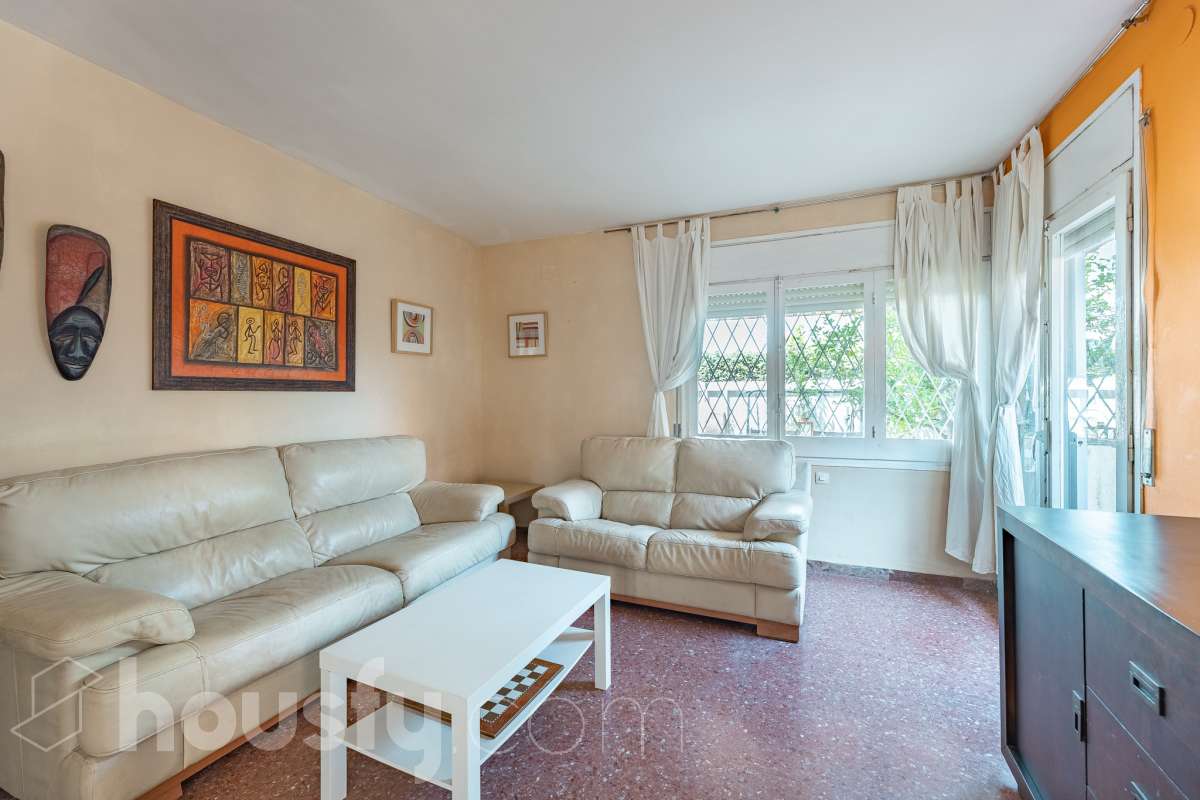 Housfy presenta piso en planta baja en Cunit, con 65 m² útiles de vivienda y una fabulosa terraza privada de 55 m², una vivienda que combina funcionalidad, comodidad y un excelente espacio exterior para disfrutar durante todo el año. La vivienda ofrece una distribución práctica y bien aprovechada. Dispone de un salón-comedor, 3 dormitorios, 2 baños completos, cocina equipada, lavadero y trastero, proporcionando un hogar cómodo y funcional para el día a día. Su gran valor añadido es la amplia terraza privada de 55 m² con barbacoa, un espacio ideal para compartir momentos con familiares y amigos, disfrutar de comidas al aire libre o crear una agradable zona de relax con total privacidad. Además, existe la posibilidad de adquirir una plaza de garaje en la misma finca, un extra que aporta mayor comodidad y practicidad. Ubicada en una zona tranquila de Cunit, la vivienda goza de una excelente ubicación, a tan solo 2 minutos a pie de la playa y de la estación de tren, lo que permite disfrutar del mar y de unas magníficas comunicaciones con total comodidad. Una oportunidad ideal tanto como residencia habitual como para disfrutar de una segunda vivienda en la costa. Zona y entorno Cunit es un municipio costero del Baix Penedès que destaca por sus playas, su ambiente tranquilo y sus excelentes conexiones con Barcelona y Tarragona. Aviso legal El precio de venta no incluye gastos de la compraventa como notaría, registro, impuestos, ni tampoco honorarios agencia. Esta publicación no es vinculante. Consulta siempre la nota simple con Housfy antes de formalizar la compraventa. Sobre nosotros Housfy es la plataforma integral de servicios inmobiliarios. Nuestra combinación de expertos y tecnología pone al alcance de todo el mundo servicios cómodos, claros y seguros. AICAT número: 7922. Nos encargamos de la gestión y asesoramiento de la compra. ¡Olvídate de todo! Hacemos los trámites por ti. Y, si además necesitas financiación, ponemos a tu disposición un bróker hipotecario para ayudarte a conseguir las mejores condiciones para tu perfil económico. ¿Quieres visitarla? Contacta con Housfy y agenda tu visita sin compromiso. Más información en: housfy.com-2
