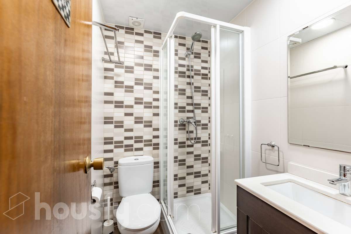 Housfy presenta piso en planta baja en Cunit, con 65 m² útiles de vivienda y una fabulosa terraza privada de 55 m², una vivienda que combina funcionalidad, comodidad y un excelente espacio exterior para disfrutar durante todo el año. La vivienda ofrece una distribución práctica y bien aprovechada. Dispone de un salón-comedor, 3 dormitorios, 2 baños completos, cocina equipada, lavadero y trastero, proporcionando un hogar cómodo y funcional para el día a día. Su gran valor añadido es la amplia terraza privada de 55 m² con barbacoa, un espacio ideal para compartir momentos con familiares y amigos, disfrutar de comidas al aire libre o crear una agradable zona de relax con total privacidad. Además, existe la posibilidad de adquirir una plaza de garaje en la misma finca, un extra que aporta mayor comodidad y practicidad. Ubicada en una zona tranquila de Cunit, la vivienda goza de una excelente ubicación, a tan solo 2 minutos a pie de la playa y de la estación de tren, lo que permite disfrutar del mar y de unas magníficas comunicaciones con total comodidad. Una oportunidad ideal tanto como residencia habitual como para disfrutar de una segunda vivienda en la costa. Zona y entorno Cunit es un municipio costero del Baix Penedès que destaca por sus playas, su ambiente tranquilo y sus excelentes conexiones con Barcelona y Tarragona. Aviso legal El precio de venta no incluye gastos de la compraventa como notaría, registro, impuestos, ni tampoco honorarios agencia. Esta publicación no es vinculante. Consulta siempre la nota simple con Housfy antes de formalizar la compraventa. Sobre nosotros Housfy es la plataforma integral de servicios inmobiliarios. Nuestra combinación de expertos y tecnología pone al alcance de todo el mundo servicios cómodos, claros y seguros. AICAT número: 7922. Nos encargamos de la gestión y asesoramiento de la compra. ¡Olvídate de todo! Hacemos los trámites por ti. Y, si además necesitas financiación, ponemos a tu disposición un bróker hipotecario para ayudarte a conseguir las mejores condiciones para tu perfil económico. ¿Quieres visitarla? Contacta con Housfy y agenda tu visita sin compromiso. Más información en: housfy.com-15