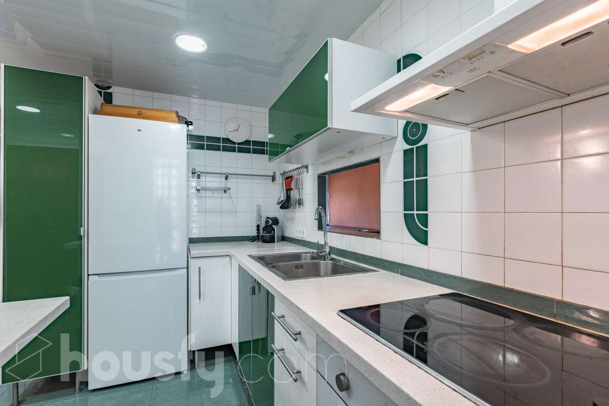 Housfy presenta piso en planta baja en Cunit, con 65 m² útiles de vivienda y una fabulosa terraza privada de 55 m², una vivienda que combina funcionalidad, comodidad y un excelente espacio exterior para disfrutar durante todo el año. La vivienda ofrece una distribución práctica y bien aprovechada. Dispone de un salón-comedor, 3 dormitorios, 2 baños completos, cocina equipada, lavadero y trastero, proporcionando un hogar cómodo y funcional para el día a día. Su gran valor añadido es la amplia terraza privada de 55 m² con barbacoa, un espacio ideal para compartir momentos con familiares y amigos, disfrutar de comidas al aire libre o crear una agradable zona de relax con total privacidad. Además, existe la posibilidad de adquirir una plaza de garaje en la misma finca, un extra que aporta mayor comodidad y practicidad. Ubicada en una zona tranquila de Cunit, la vivienda goza de una excelente ubicación, a tan solo 2 minutos a pie de la playa y de la estación de tren, lo que permite disfrutar del mar y de unas magníficas comunicaciones con total comodidad. Una oportunidad ideal tanto como residencia habitual como para disfrutar de una segunda vivienda en la costa. Zona y entorno Cunit es un municipio costero del Baix Penedès que destaca por sus playas, su ambiente tranquilo y sus excelentes conexiones con Barcelona y Tarragona. Aviso legal El precio de venta no incluye gastos de la compraventa como notaría, registro, impuestos, ni tampoco honorarios agencia. Esta publicación no es vinculante. Consulta siempre la nota simple con Housfy antes de formalizar la compraventa. Sobre nosotros Housfy es la plataforma integral de servicios inmobiliarios. Nuestra combinación de expertos y tecnología pone al alcance de todo el mundo servicios cómodos, claros y seguros. AICAT número: 7922. Nos encargamos de la gestión y asesoramiento de la compra. ¡Olvídate de todo! Hacemos los trámites por ti. Y, si además necesitas financiación, ponemos a tu disposición un bróker hipotecario para ayudarte a conseguir las mejores condiciones para tu perfil económico. ¿Quieres visitarla? Contacta con Housfy y agenda tu visita sin compromiso. Más información en: housfy.com-13