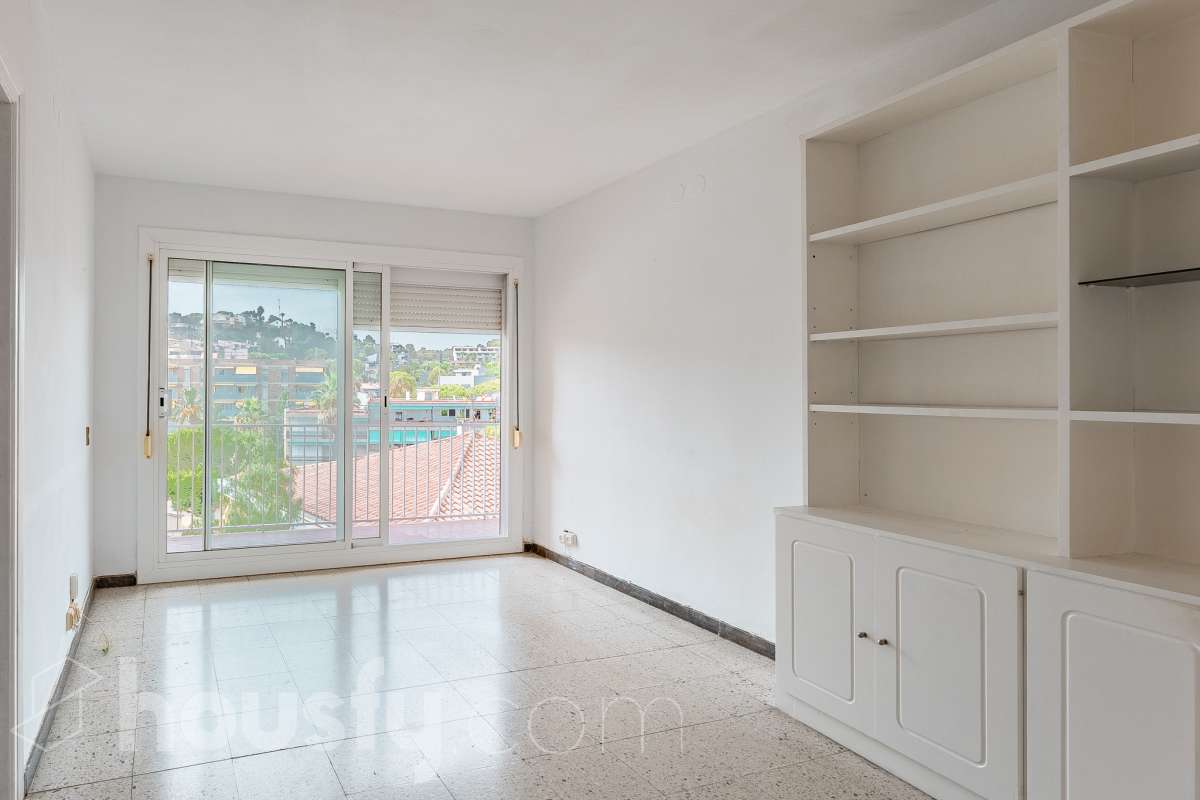 Oportunidad en Vallpineda: luminoso piso con terraza-4