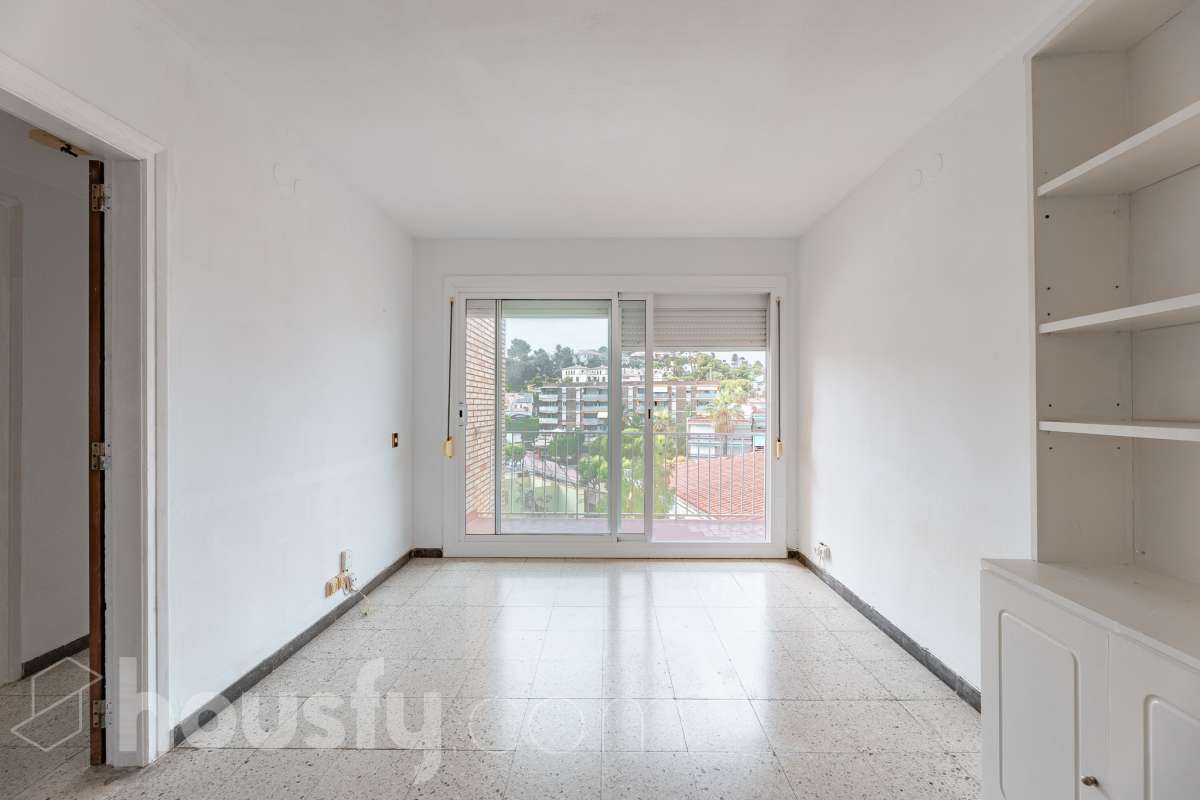 Oportunidad en Vallpineda: luminoso piso con terraza-2