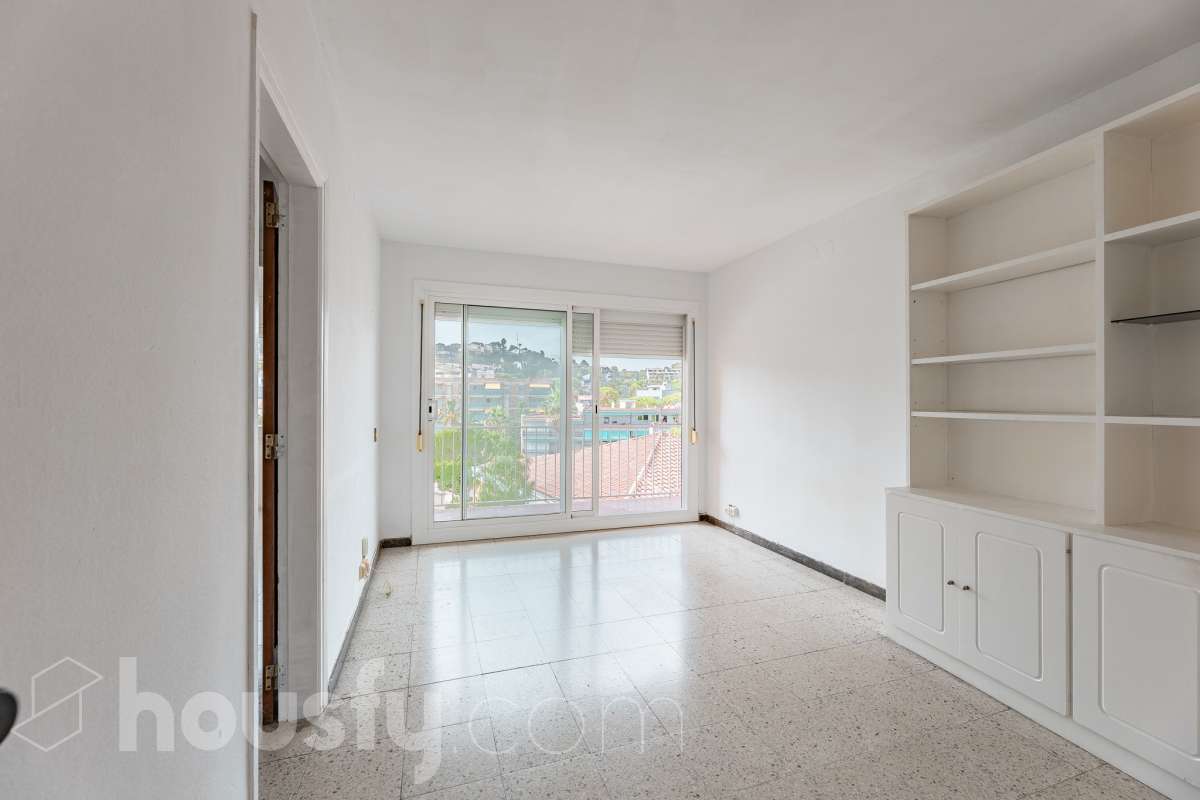 Oportunidad en Vallpineda: luminoso piso con terraza-3
