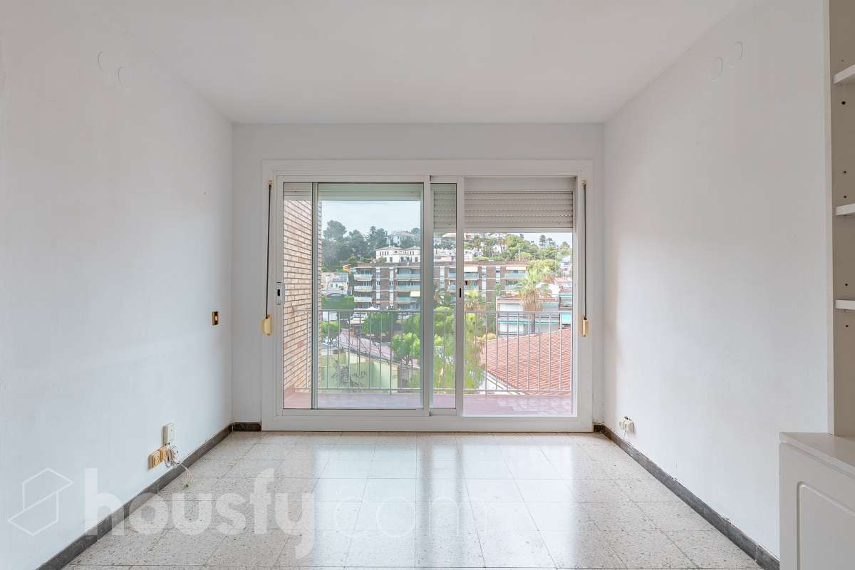 Oportunidad en Vallpineda: luminoso piso con terraza-5
