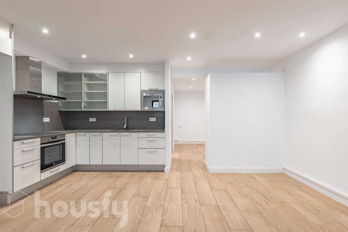 Te presentamos esta acogedora vivienda en planta baja, reformada y diseñada para aprovechar al máximo cada espacio. La vivienda cuenta con 63 m² y ofrece una distribución cómoda y funcional. Su zona principal destaca por un ambiente abierto, luminoso y acogedor, donde la cocina se integra con el salón-comedor, creando un espacio actual y agradable. Dispone además de baño reformado y aire acondicionado, para garantizar un mayor confort durante todo el año. En la parte posterior encontramos uno de los grandes atractivos de esta propiedad: un local de 37 m² con acceso independiente con la posibilidad de comunicarse con la vivienda, haciendo una apertura en la misma, consiguiendo que se amplíe a 100 m2” , un espacio versátil que puede adaptarse a diferentes necesidades y usos, aportando un importante plus de funcionalidad y posibilidades. En conjunto, la propiedad dispone de 100 m²: 63 m² correspondientes a la vivienda y 37 m² correspondientes al local. Situada en Sarrià-Sant Gervasi, en un entorno residencial tranquilo y agradable, con comercios, servicios y transporte público en las proximidades. Una propiedad con personalidad, práctica y versátil, que ofrece mucho más de lo que parece a primera vista y que, gracias a la combinación de vivienda y local independiente, presenta múltiples posibilidades de aprovechamiento. En cumplimiento de la Ley 8/2026 en Cataluña, el certificado de presencia o ausencia de amianto se encuentra en proceso de tramitación.-15