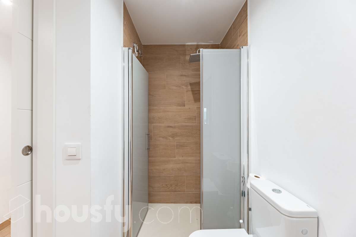 Te presentamos esta acogedora vivienda en planta baja, reformada y diseñada para aprovechar al máximo cada espacio. La vivienda cuenta con 63 m² y ofrece una distribución cómoda y funcional. Su zona principal destaca por un ambiente abierto, luminoso y acogedor, donde la cocina se integra con el salón-comedor, creando un espacio actual y agradable. Dispone además de baño reformado y aire acondicionado, para garantizar un mayor confort durante todo el año. En la parte posterior encontramos uno de los grandes atractivos de esta propiedad: un local de 37 m² con acceso independiente con la posibilidad de comunicarse con la vivienda, haciendo una apertura en la misma, consiguiendo que se amplíe a 100 m2” , un espacio versátil que puede adaptarse a diferentes necesidades y usos, aportando un importante plus de funcionalidad y posibilidades. En conjunto, la propiedad dispone de 100 m²: 63 m² correspondientes a la vivienda y 37 m² correspondientes al local. Situada en Sarrià-Sant Gervasi, en un entorno residencial tranquilo y agradable, con comercios, servicios y transporte público en las proximidades. Una propiedad con personalidad, práctica y versátil, que ofrece mucho más de lo que parece a primera vista y que, gracias a la combinación de vivienda y local independiente, presenta múltiples posibilidades de aprovechamiento. En cumplimiento de la Ley 8/2026 en Cataluña, el certificado de presencia o ausencia de amianto se encuentra en proceso de tramitación.-22