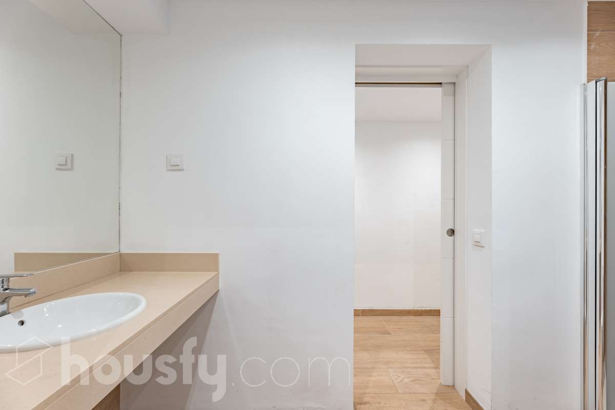 Te presentamos esta acogedora vivienda en planta baja, reformada y diseñada para aprovechar al máximo cada espacio. La vivienda cuenta con 63 m² y ofrece una distribución cómoda y funcional. Su zona principal destaca por un ambiente abierto, luminoso y acogedor, donde la cocina se integra con el salón-comedor, creando un espacio actual y agradable. Dispone además de baño reformado y aire acondicionado, para garantizar un mayor confort durante todo el año. En la parte posterior encontramos uno de los grandes atractivos de esta propiedad: un local de 37 m² con acceso independiente con la posibilidad de comunicarse con la vivienda, haciendo una apertura en la misma, consiguiendo que se amplíe a 100 m2” , un espacio versátil que puede adaptarse a diferentes necesidades y usos, aportando un importante plus de funcionalidad y posibilidades. En conjunto, la propiedad dispone de 100 m²: 63 m² correspondientes a la vivienda y 37 m² correspondientes al local. Situada en Sarrià-Sant Gervasi, en un entorno residencial tranquilo y agradable, con comercios, servicios y transporte público en las proximidades. Una propiedad con personalidad, práctica y versátil, que ofrece mucho más de lo que parece a primera vista y que, gracias a la combinación de vivienda y local independiente, presenta múltiples posibilidades de aprovechamiento. En cumplimiento de la Ley 8/2026 en Cataluña, el certificado de presencia o ausencia de amianto se encuentra en proceso de tramitación.-20