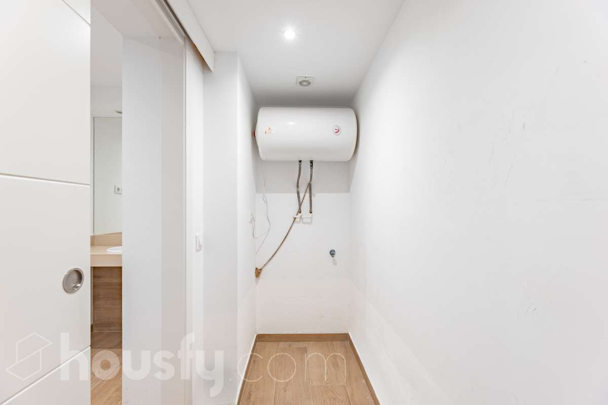 Te presentamos esta acogedora vivienda en planta baja, reformada y diseñada para aprovechar al máximo cada espacio. La vivienda cuenta con 63 m² y ofrece una distribución cómoda y funcional. Su zona principal destaca por un ambiente abierto, luminoso y acogedor, donde la cocina se integra con el salón-comedor, creando un espacio actual y agradable. Dispone además de baño reformado y aire acondicionado, para garantizar un mayor confort durante todo el año. En la parte posterior encontramos uno de los grandes atractivos de esta propiedad: un local de 37 m² con acceso independiente con la posibilidad de comunicarse con la vivienda, haciendo una apertura en la misma, consiguiendo que se amplíe a 100 m2” , un espacio versátil que puede adaptarse a diferentes necesidades y usos, aportando un importante plus de funcionalidad y posibilidades. En conjunto, la propiedad dispone de 100 m²: 63 m² correspondientes a la vivienda y 37 m² correspondientes al local. Situada en Sarrià-Sant Gervasi, en un entorno residencial tranquilo y agradable, con comercios, servicios y transporte público en las proximidades. Una propiedad con personalidad, práctica y versátil, que ofrece mucho más de lo que parece a primera vista y que, gracias a la combinación de vivienda y local independiente, presenta múltiples posibilidades de aprovechamiento. En cumplimiento de la Ley 8/2026 en Cataluña, el certificado de presencia o ausencia de amianto se encuentra en proceso de tramitación.-24