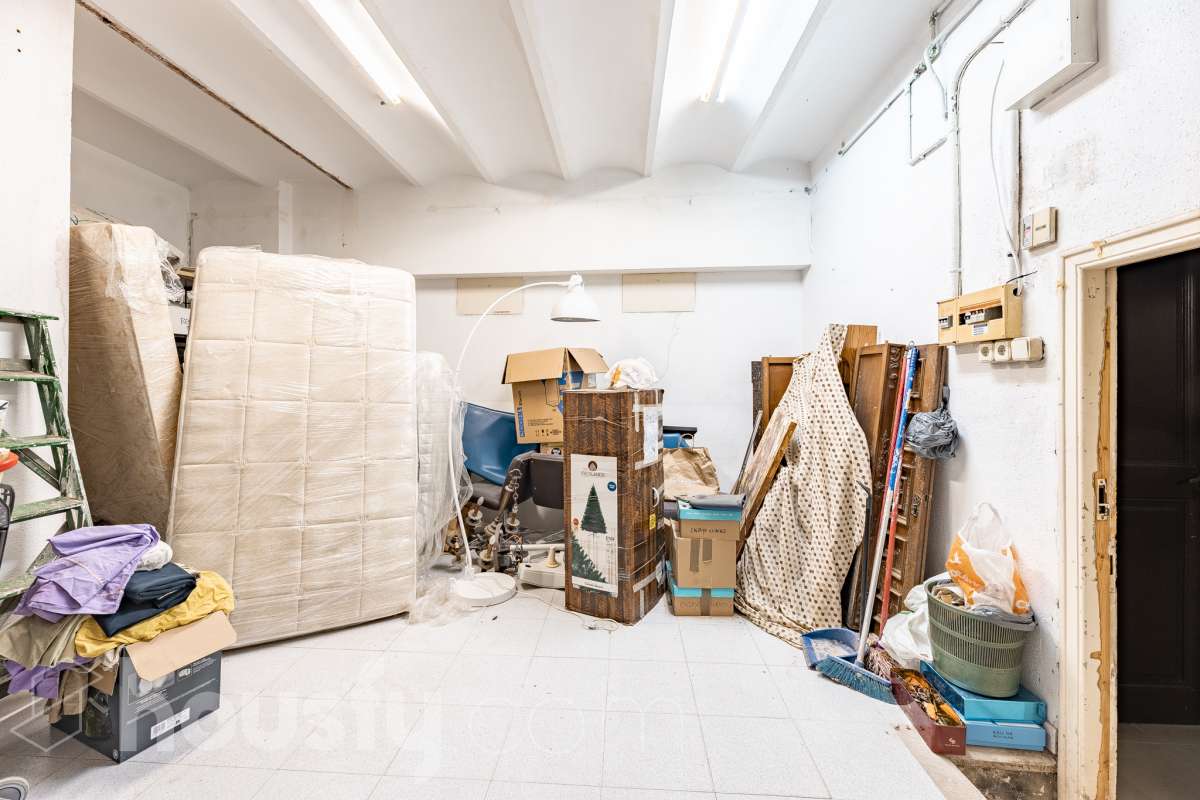 Te presentamos esta acogedora vivienda en planta baja, reformada y diseñada para aprovechar al máximo cada espacio. La vivienda cuenta con 63 m² y ofrece una distribución cómoda y funcional. Su zona principal destaca por un ambiente abierto, luminoso y acogedor, donde la cocina se integra con el salón-comedor, creando un espacio actual y agradable. Dispone además de baño reformado y aire acondicionado, para garantizar un mayor confort durante todo el año. En la parte posterior encontramos uno de los grandes atractivos de esta propiedad: un local de 37 m² con acceso independiente con la posibilidad de comunicarse con la vivienda, haciendo una apertura en la misma, consiguiendo que se amplíe a 100 m2” , un espacio versátil que puede adaptarse a diferentes necesidades y usos, aportando un importante plus de funcionalidad y posibilidades. En conjunto, la propiedad dispone de 100 m²: 63 m² correspondientes a la vivienda y 37 m² correspondientes al local. Situada en Sarrià-Sant Gervasi, en un entorno residencial tranquilo y agradable, con comercios, servicios y transporte público en las proximidades. Una propiedad con personalidad, práctica y versátil, que ofrece mucho más de lo que parece a primera vista y que, gracias a la combinación de vivienda y local independiente, presenta múltiples posibilidades de aprovechamiento. En cumplimiento de la Ley 8/2026 en Cataluña, el certificado de presencia o ausencia de amianto se encuentra en proceso de tramitación.-29